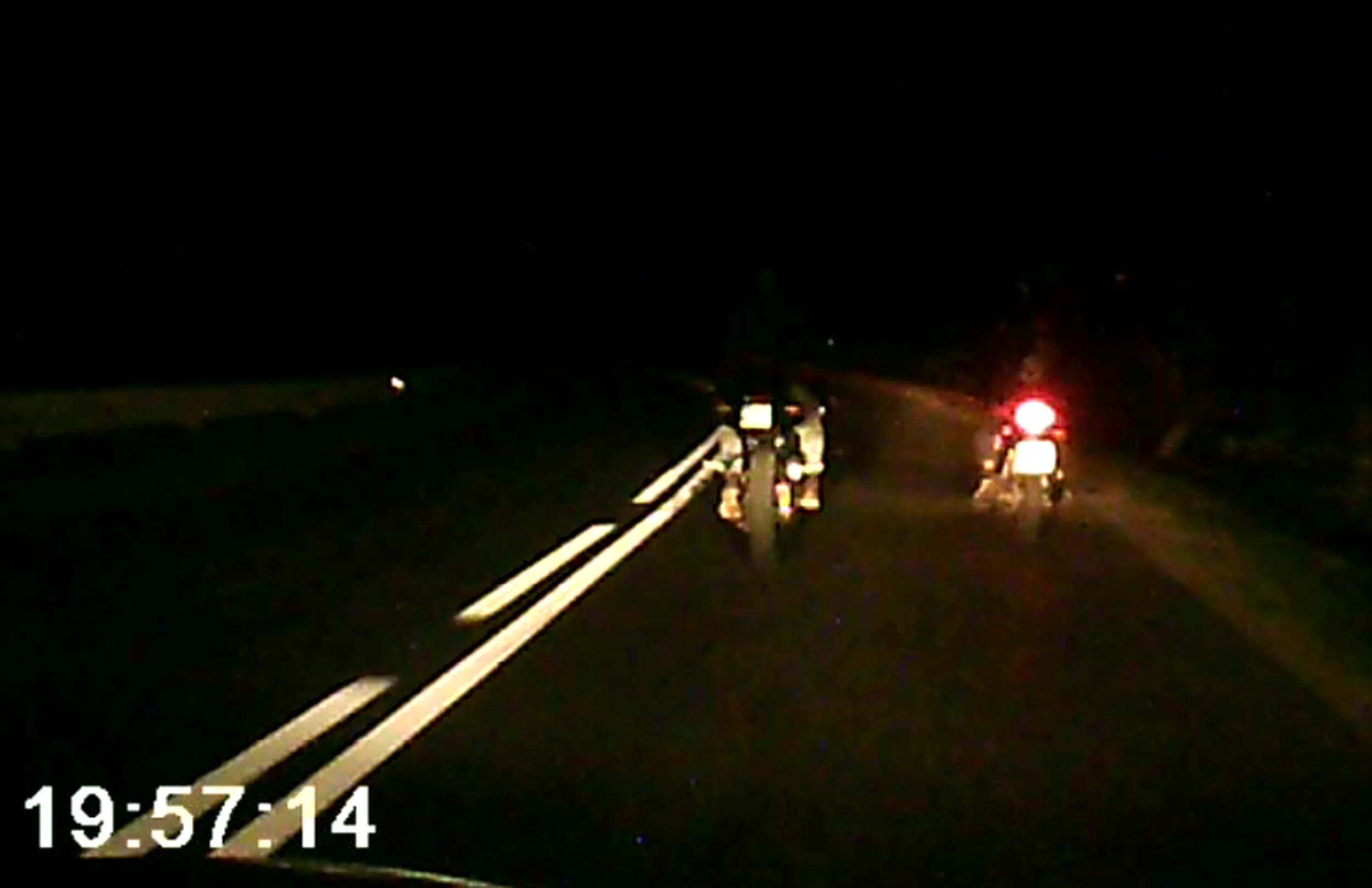 Jeździ o godzinie 20 po ciemku bez żadnych świateł ze swoim "koleżką" który ma go rzekomo kryć.