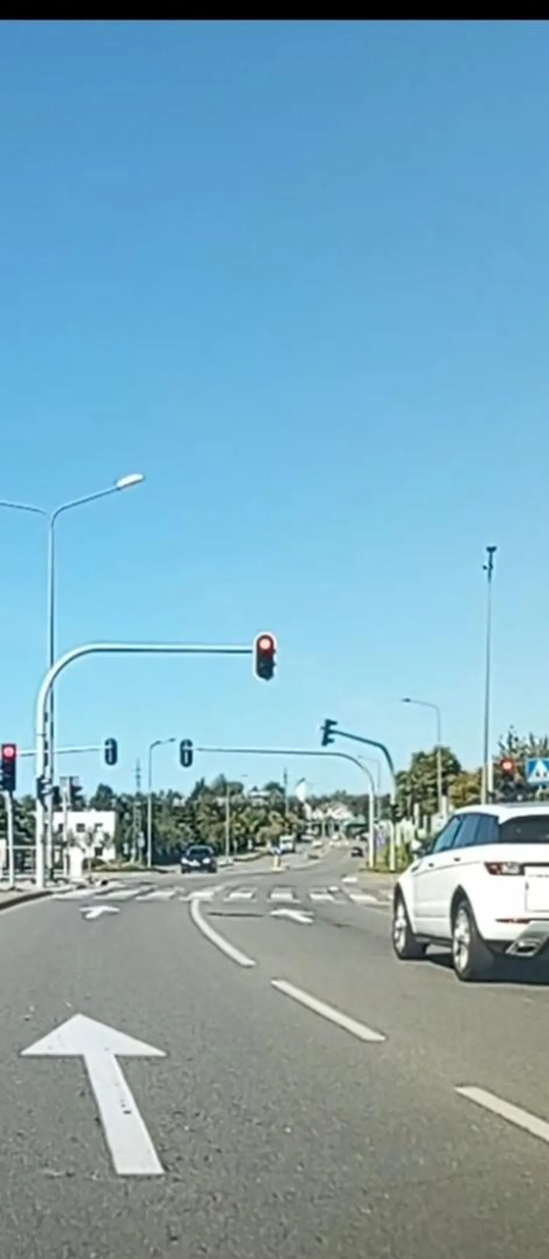 Uwaga na pirata nie zwraca uwagi na światła jeździ na czerwonym nawet nie hamował a miał dużo miejsca i czasu żeby się zatrzymać