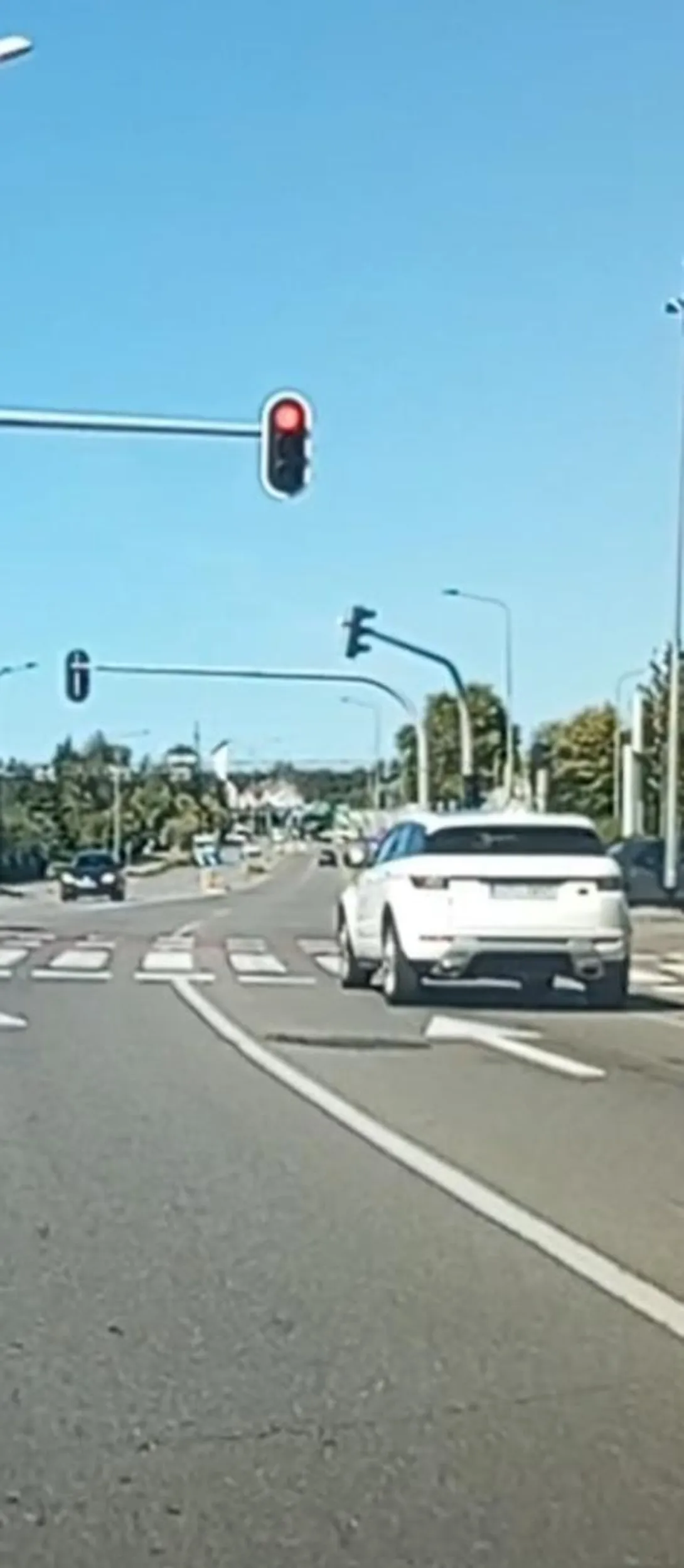 Uwaga na pirata nie zwraca uwagi na światła jeździ na czerwonym nawet nie hamował a miał dużo miejsca i czasu żeby się zatrzymać