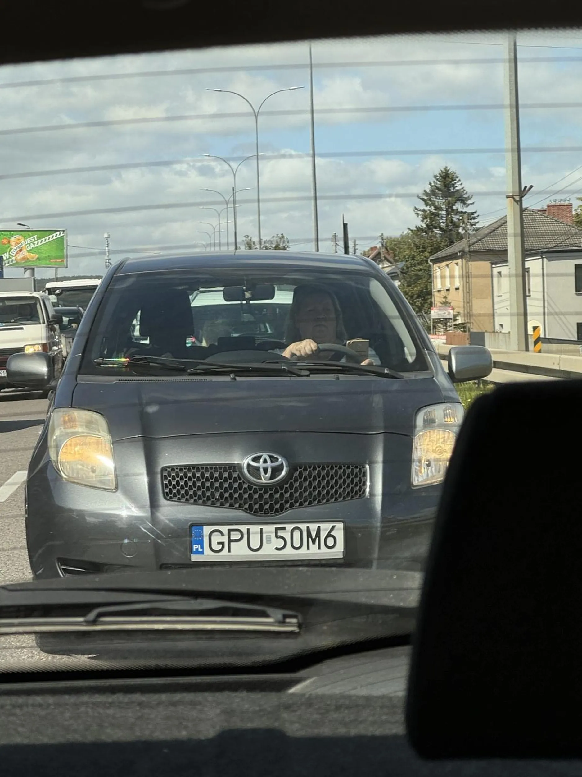 kto wydał Pani prawo jazdy? Na lewym pasie nie jedzie się 40 km/h oraz z telefonem w ręku. Polecam cofnąć się do PORD na egzamin :)