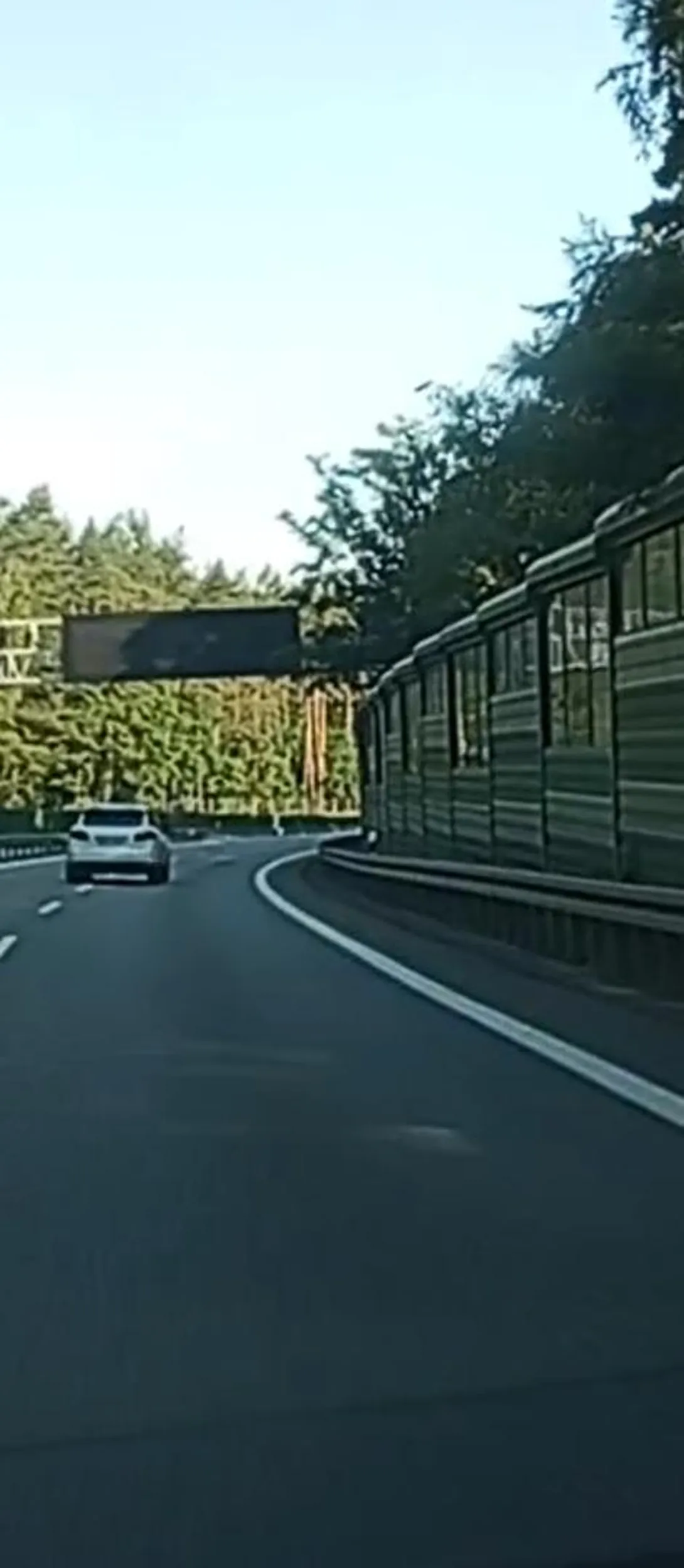 Jedzie obwodnica pajac zmienia pasy i nie potrafi włączyć kierunkowskazu