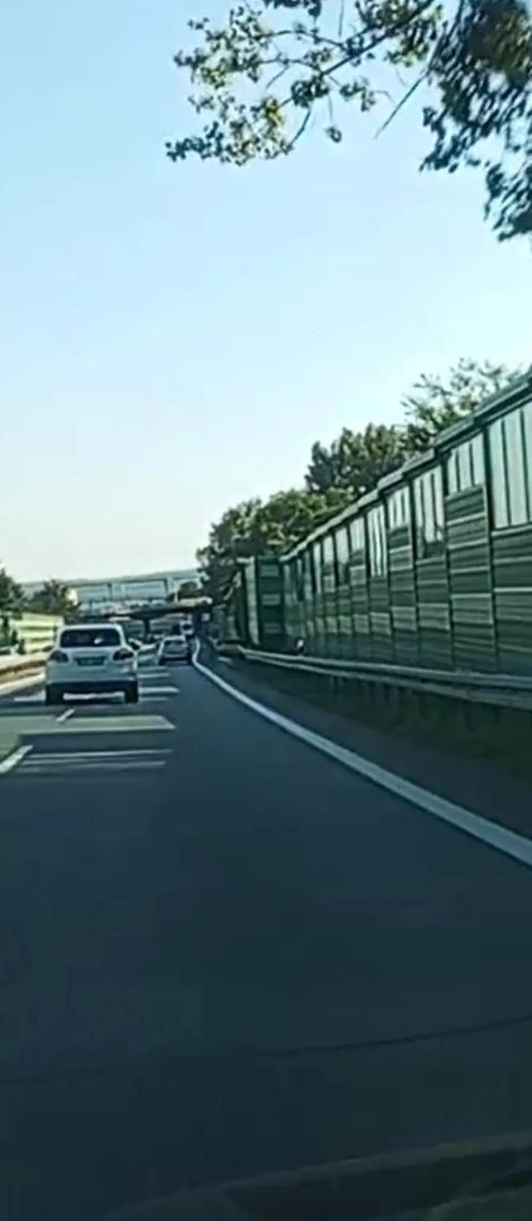 Jedzie obwodnica pajac zmienia pasy i nie potrafi włączyć kierunkowskazu