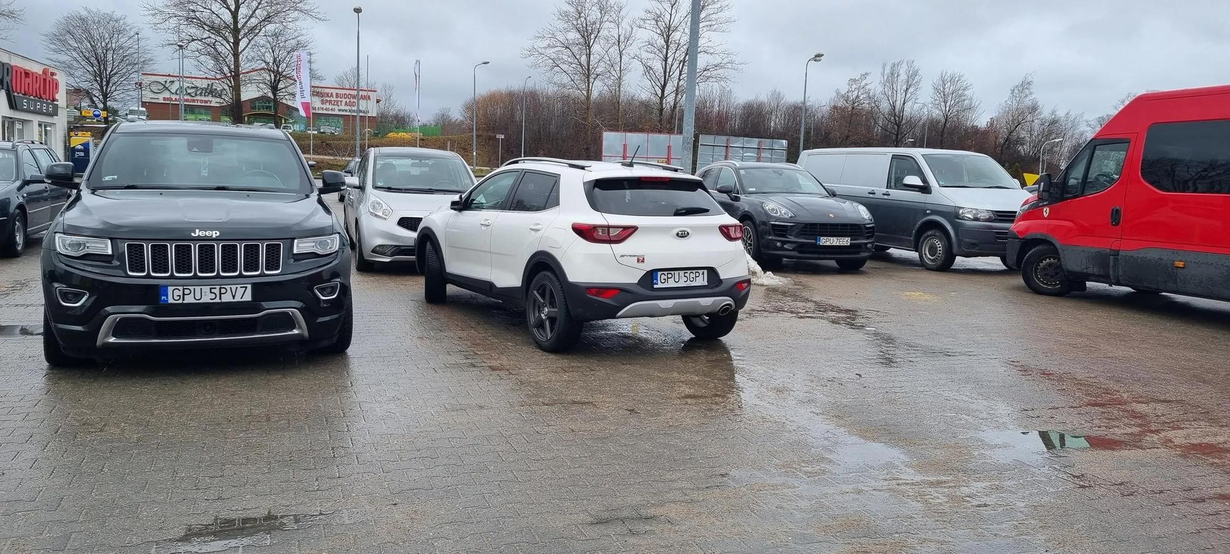 Jak widać, ciężko się parkuje zarówno czarnym, jak i białym samochodem pomiędzy liniami wyznaczającymi miejsca parkingowe. Pani w białym, do tego bardzo krzykliwa i wulgarna, na grzeczna prośbę o korektę
