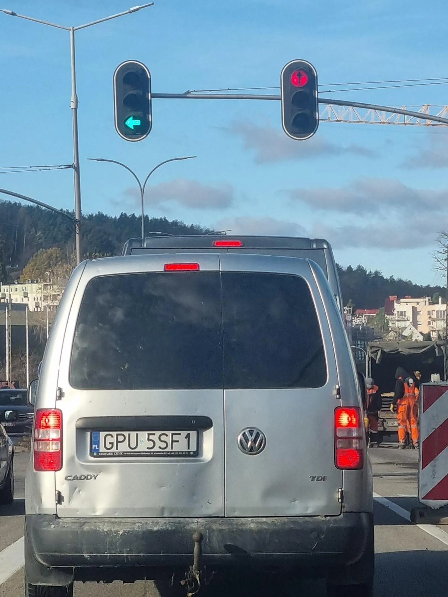 Polecam powtórzyć kurs prawa jazdy bo chyba ktoś zapomniał przepisów. Kierowca niebezpieczny na drodze!!