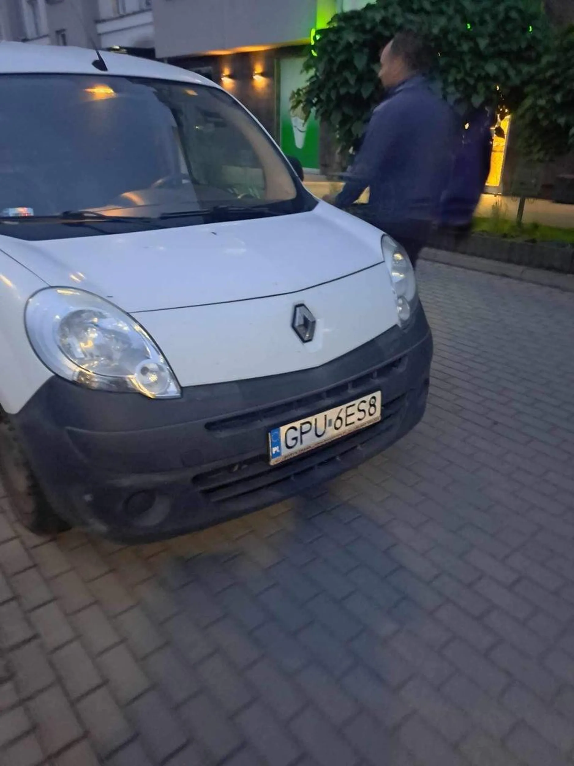 Pan podrzucający śmieci do śmietników osiedli mieszkaniowych