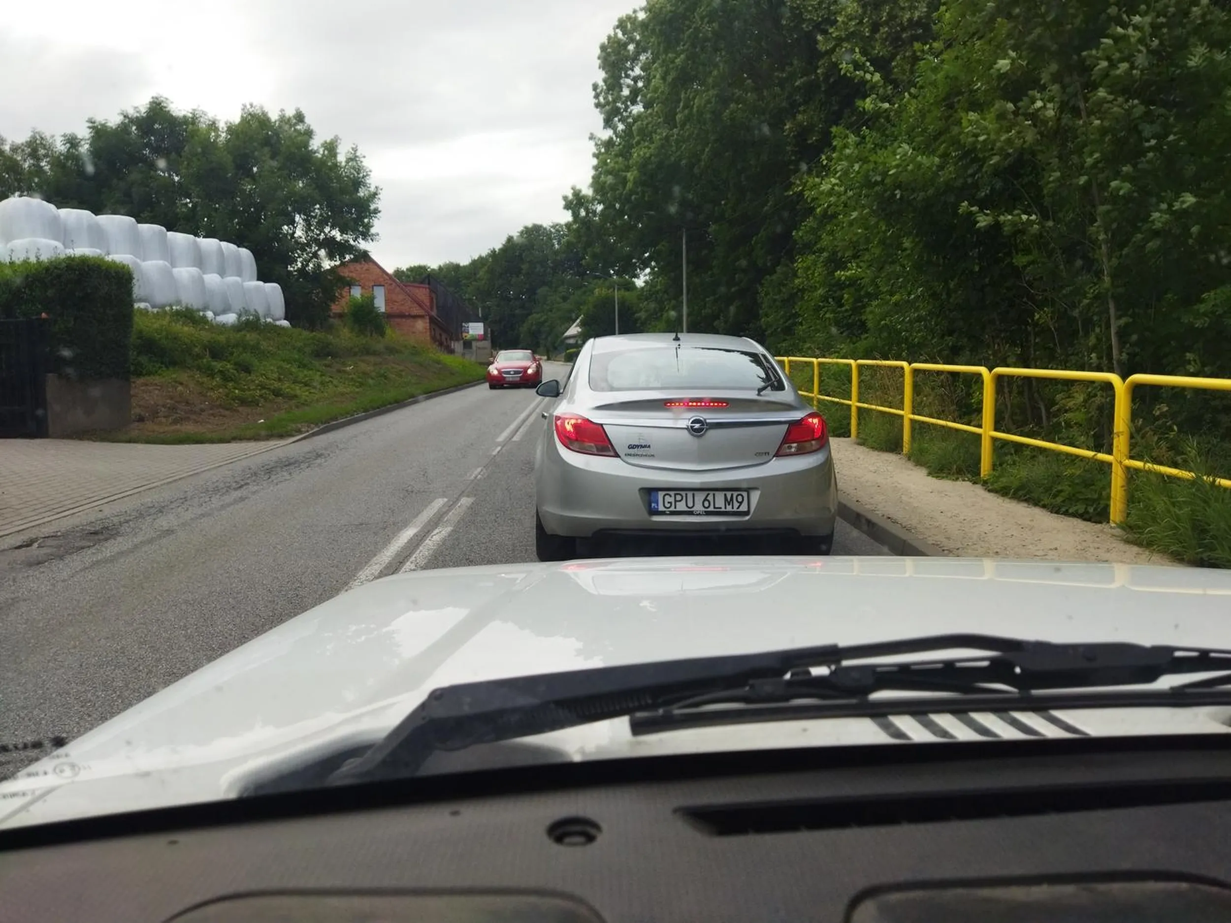 Kierowca rajdowy z grupy pościgowej zapewne, najpierw jechał na moim zderzaku próbując mnie zepchnąć na krętej drodze z podwójną linią ciągłą. A potem cały swój zaoszczędzony dynamiczną jazdą czas zmarnował przyhamowując mnie i prowokując do uderzenia w tył pojazdu. Sprawa została zgłoszona na policję zdjęcia oraz nagranie z całego zajścia przekazane policji.