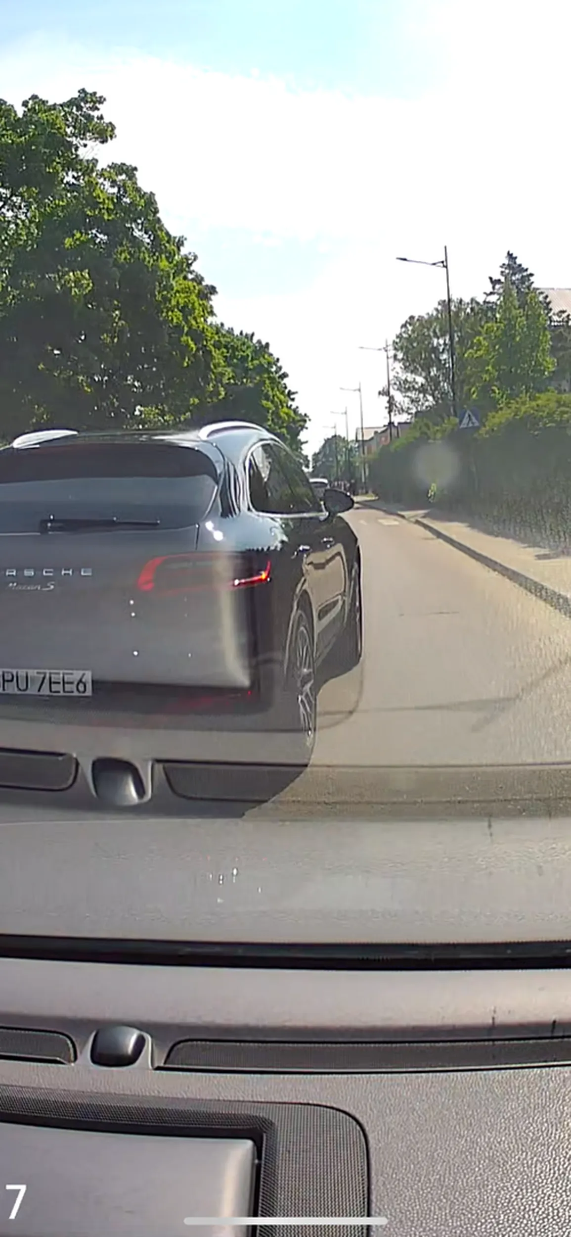 Jeździ jak pod wpływem, wyjeżdża,  nie patrzy czy coś jedzie główną czy nie, oczywiście brak kierunkowskazów, bo po co :D przydałaby sie podstawowa znajomość znaków, oraz jakiś kurs poprawkowy