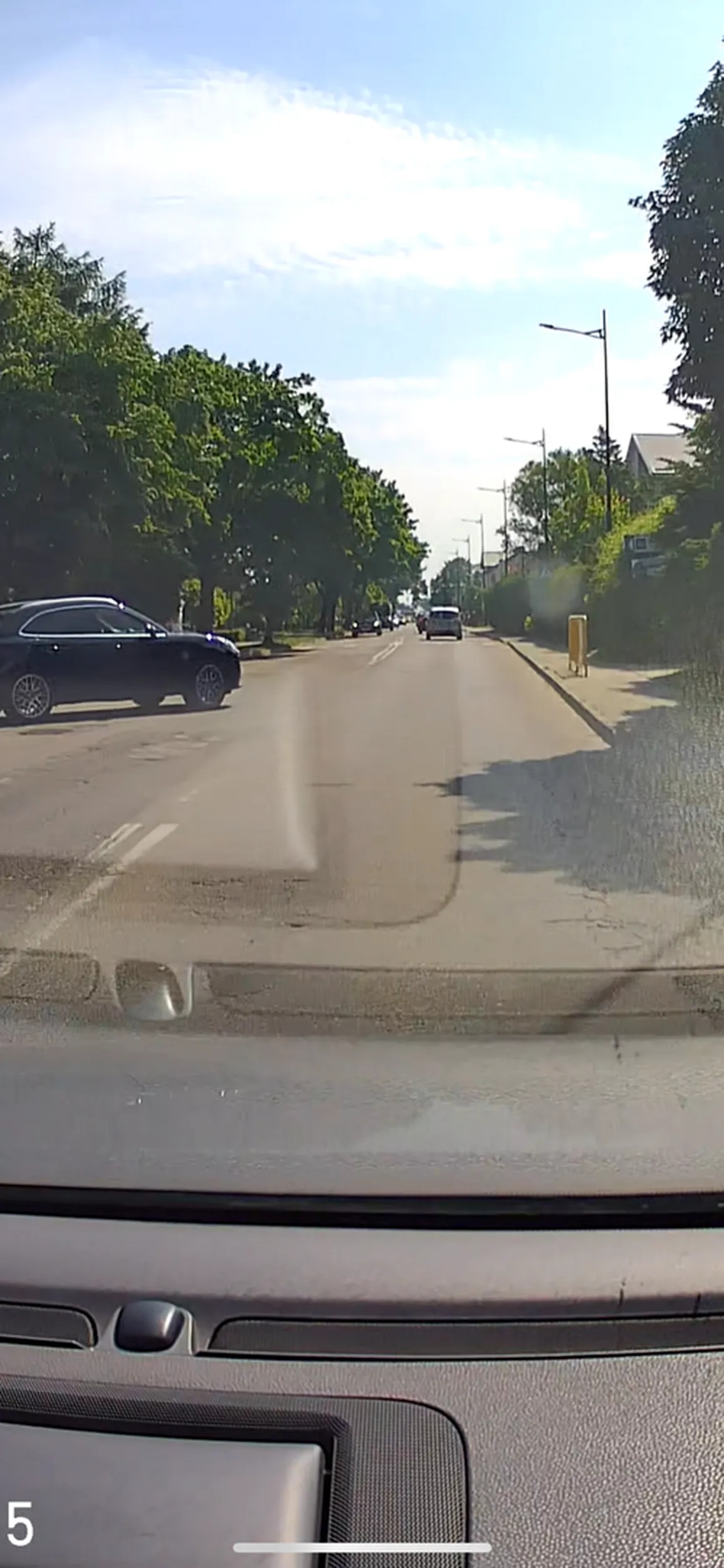 Jeździ jak pod wpływem, wyjeżdża,  nie patrzy czy coś jedzie główną czy nie, oczywiście brak kierunkowskazów, bo po co :D przydałaby sie podstawowa znajomość znaków, oraz jakiś kurs poprawkowy