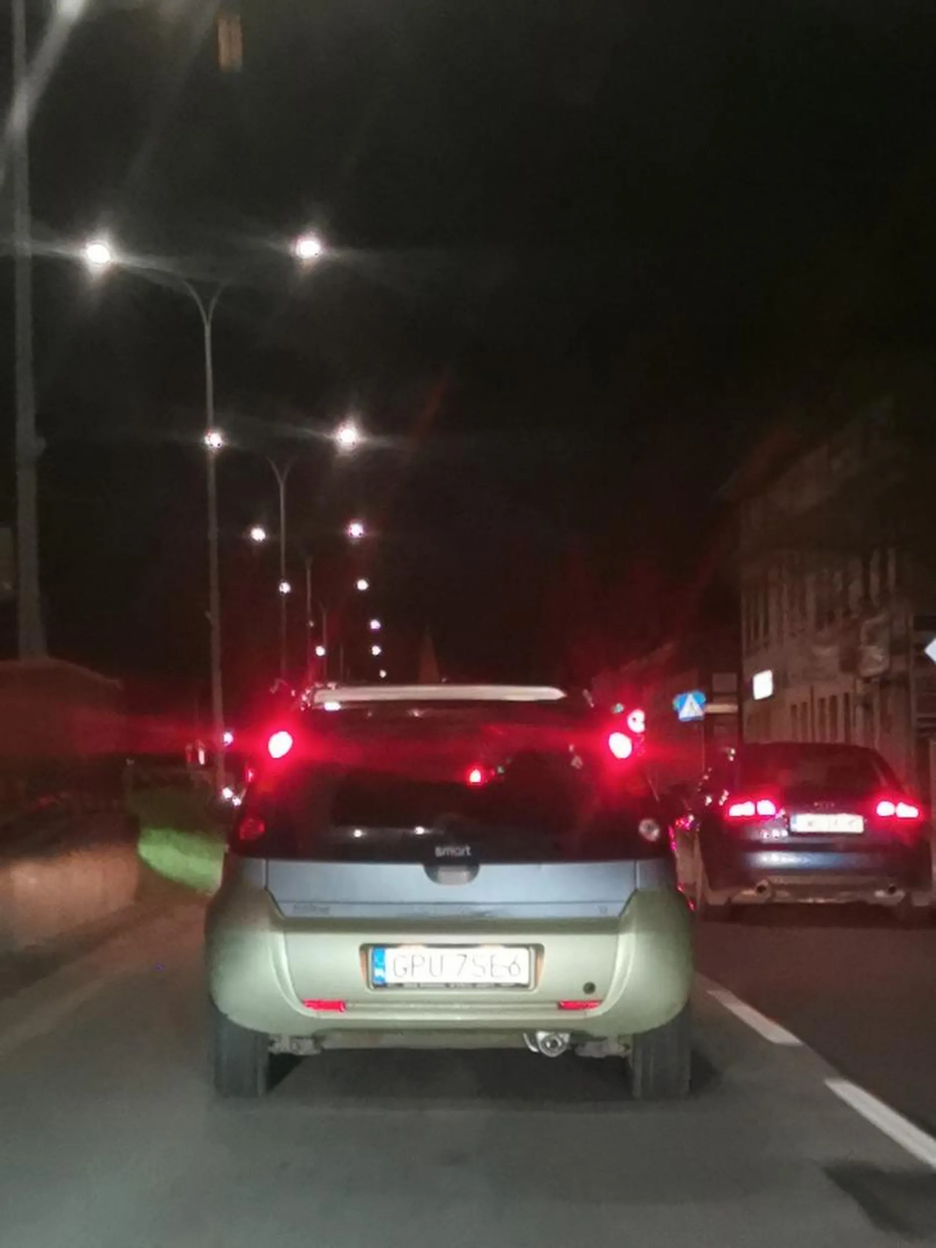 Wlecze się lewym pasem, tamuje ruch.