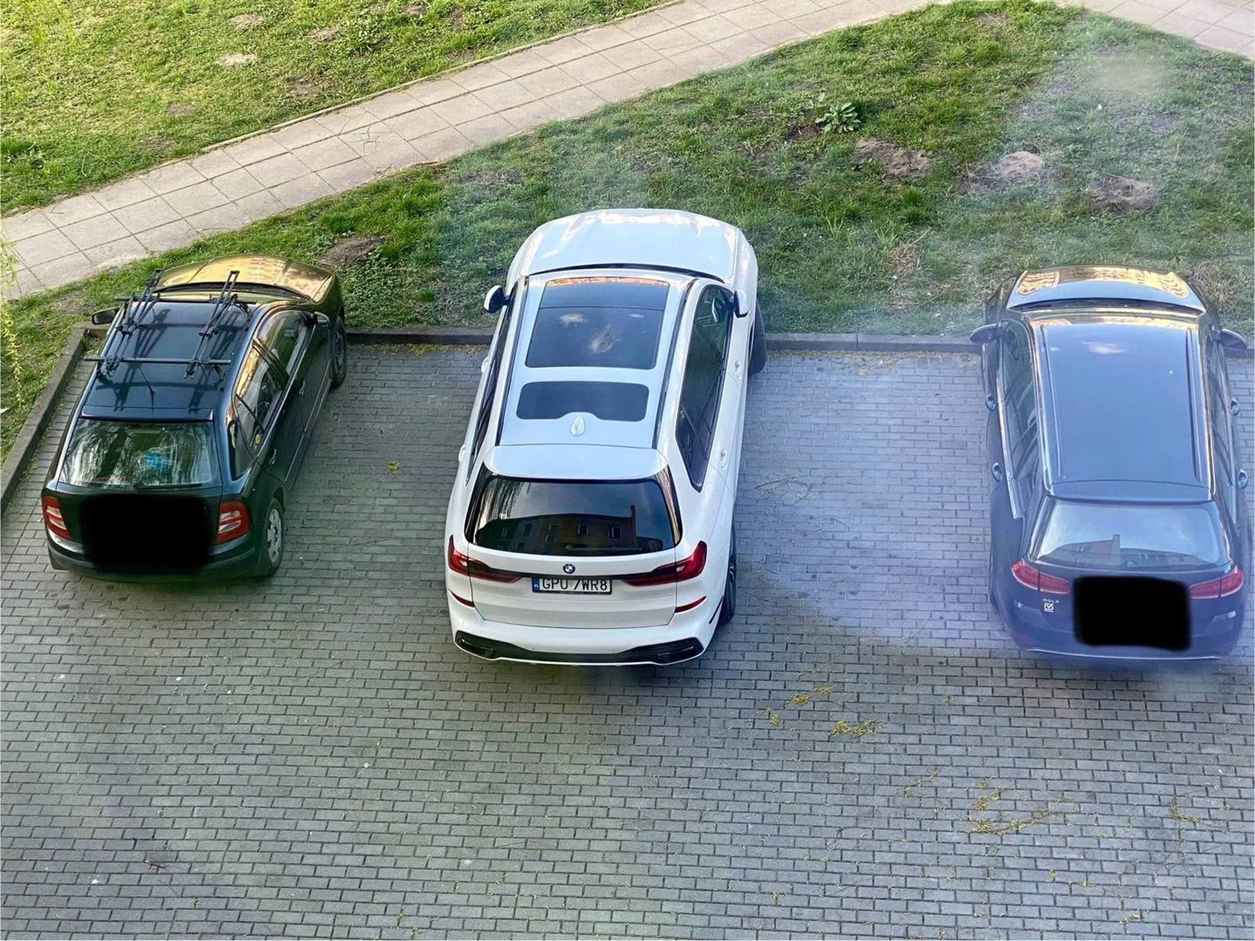 Prawojazdy znalezione w chipsach albo wygrane na loterii, przyjeżdża taki w goście do kogoś, a mieszkańcy nie mają gdzie zaparkować, bo hrabia musi zająć 2 miejsca żeby swoje dupsko z samochodu wysadzić. Wracaj do Pucka skąd przyjechałeś i tam parkuj jak Baran.