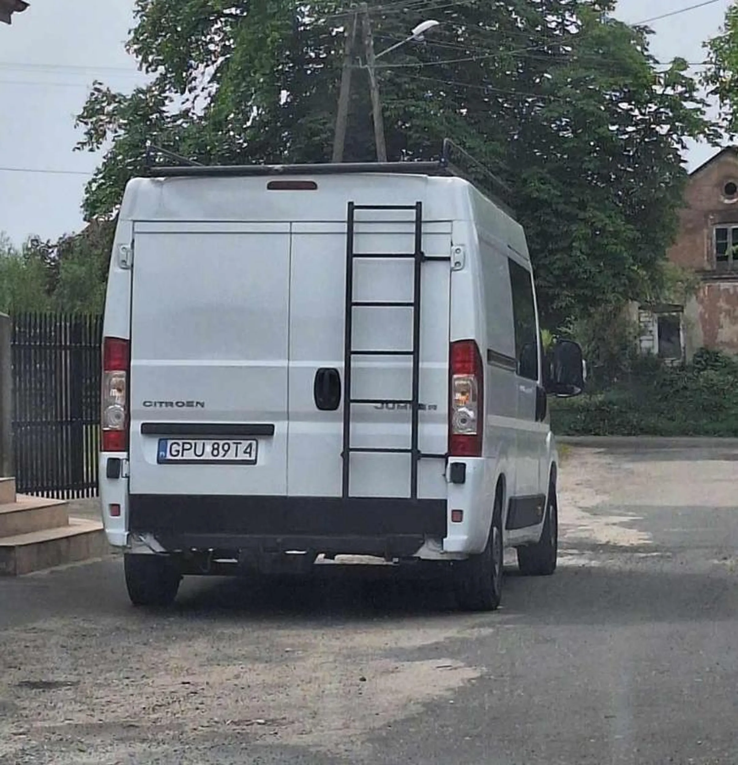 Parkuje pod domami i obserwuje posesję. Uważać na to auto. Obecnie aktywny w powiecie częstochowskim.