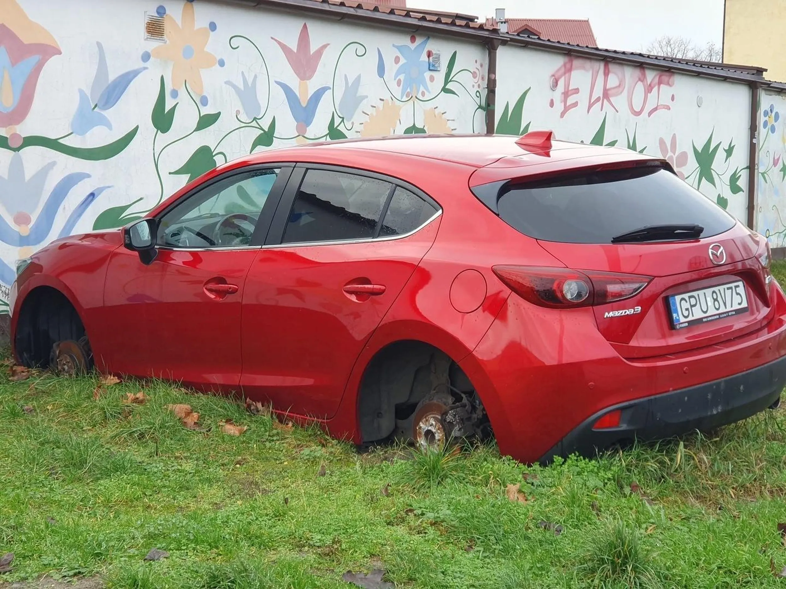 Szkoda Samochodu . Stoi od sezonu .