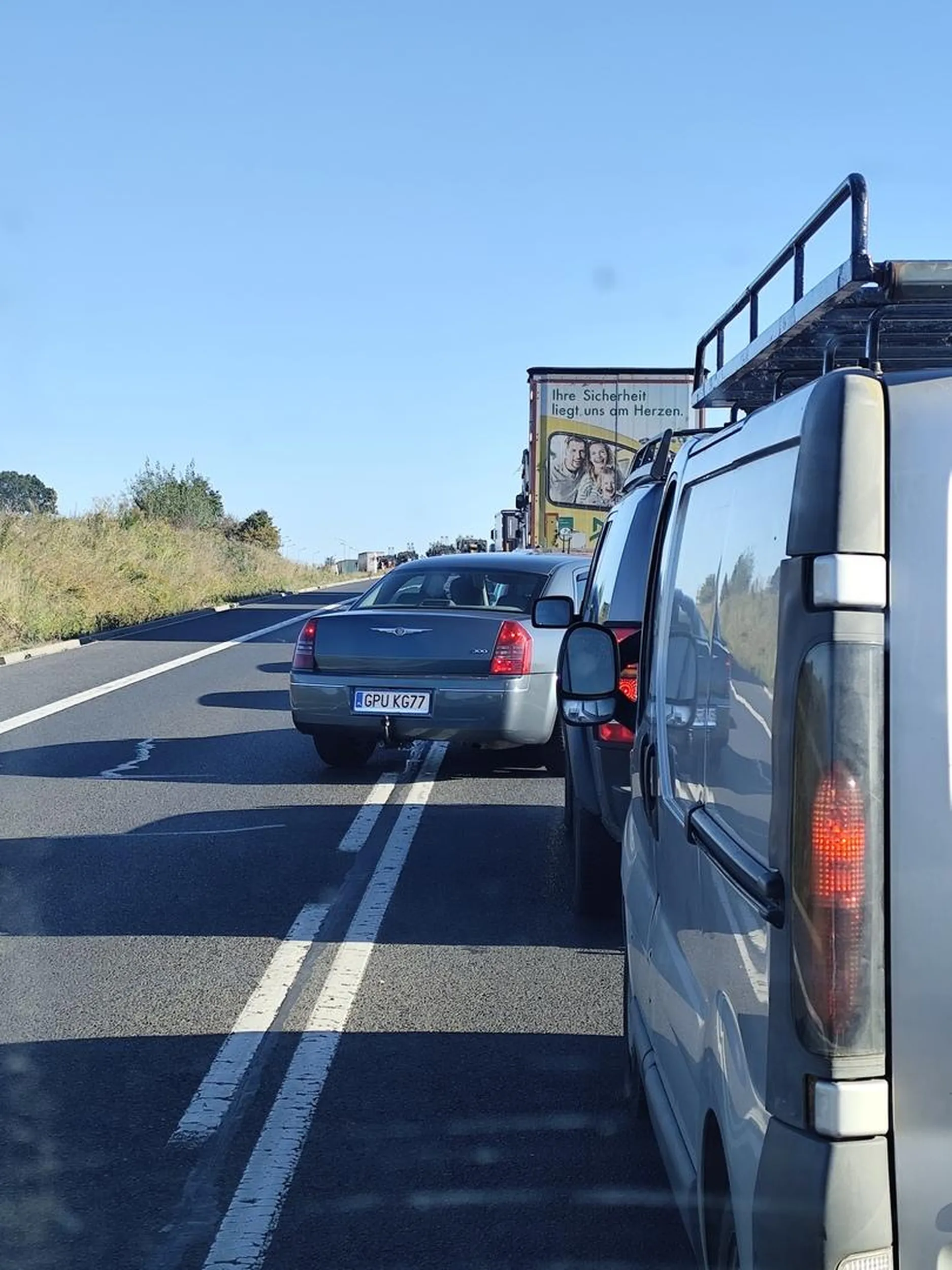 Panicz oblatuje cały korek przed wypadkiem i potem wpycha się na chama przed samochody żeby ktoś go wpuścił