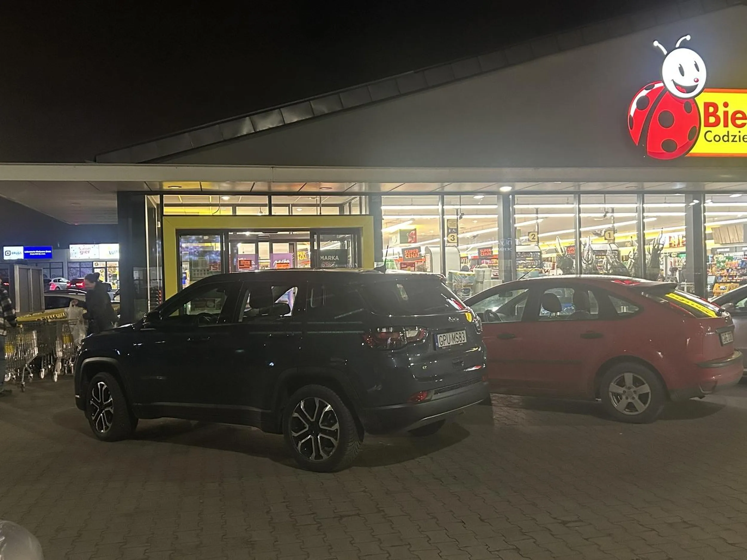 Trzeba było odrazu wjechać nie na zakupy? Brak wyobraźni babo! Zablokowałaś cały ruch na parkingu, bo nie było możliwości przejazdu a co dopiero wyjazdu auta zaparkowanego… Może czas na okulary? Albo najlepsza opcja to Autobus czy rower…