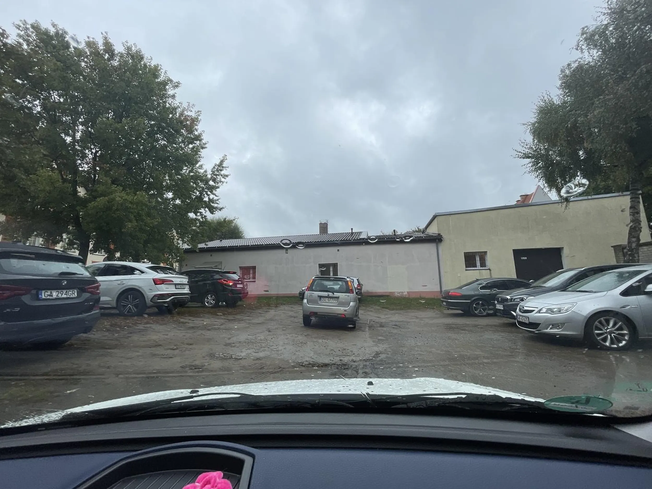 Naucz się parkować bez zastawiania innych samochodów