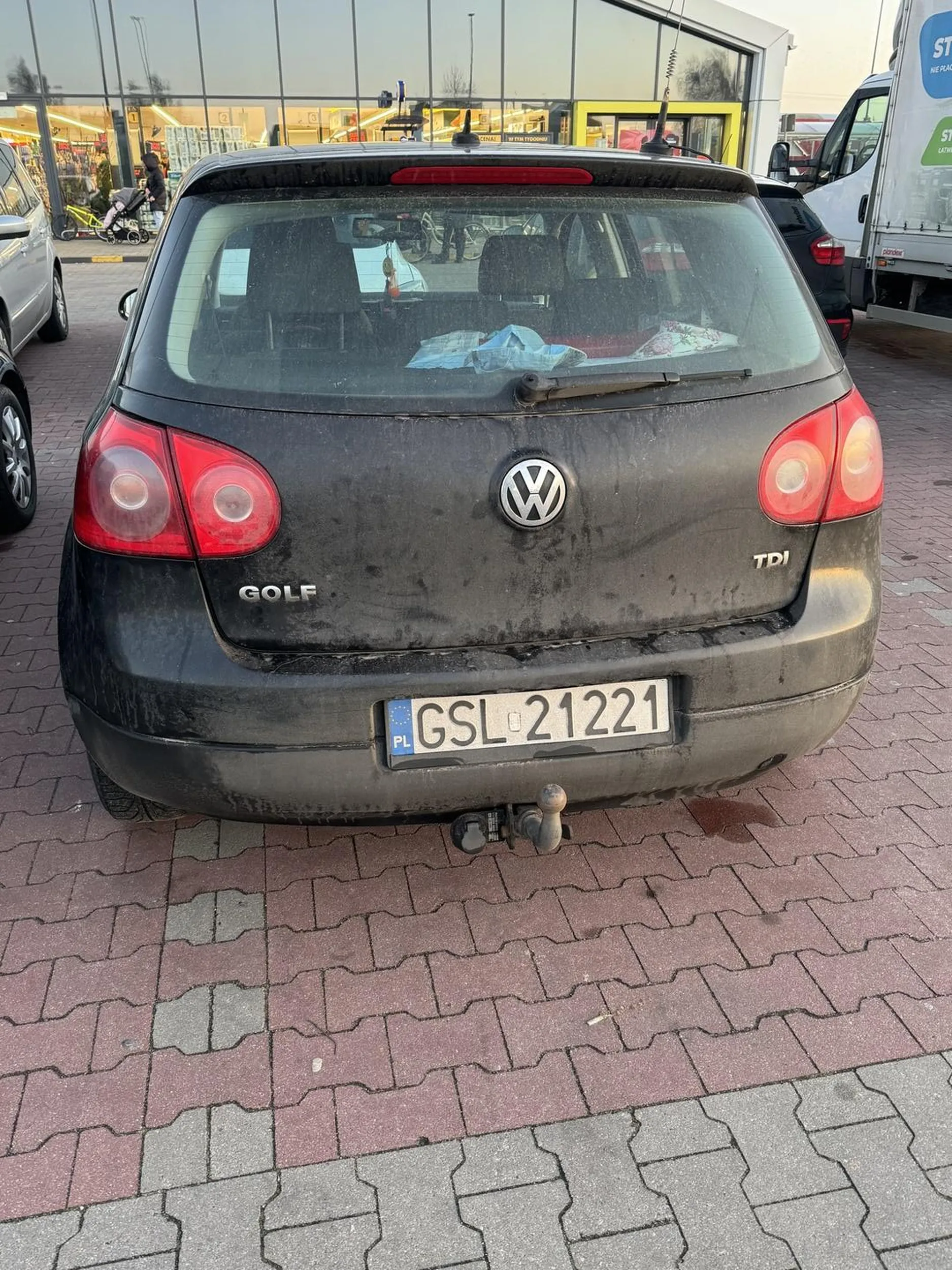 zarysował mi drzwi i odszedł jakby się nic nie stało