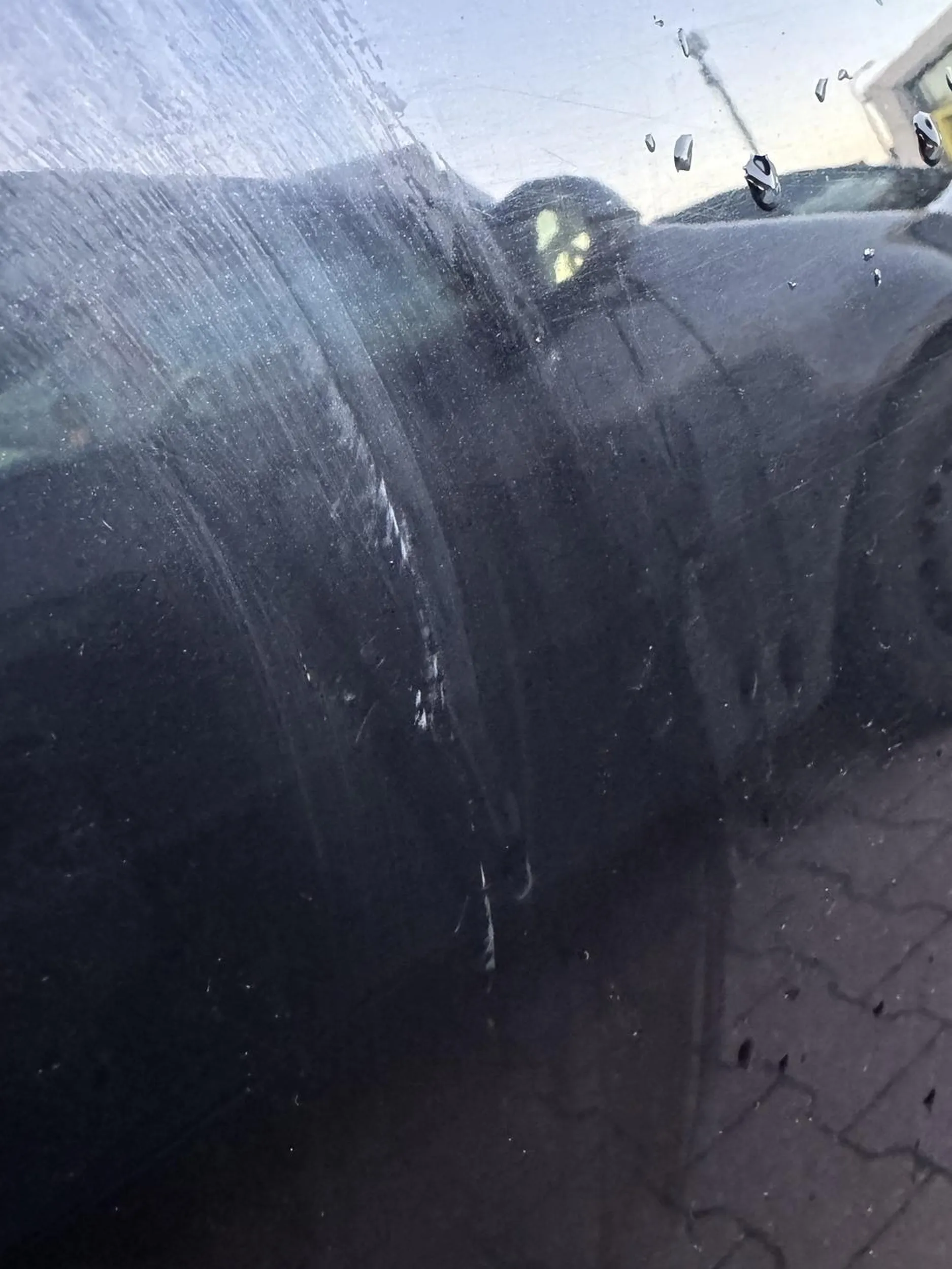 zarysował mi drzwi i odszedł jakby się nic nie stało