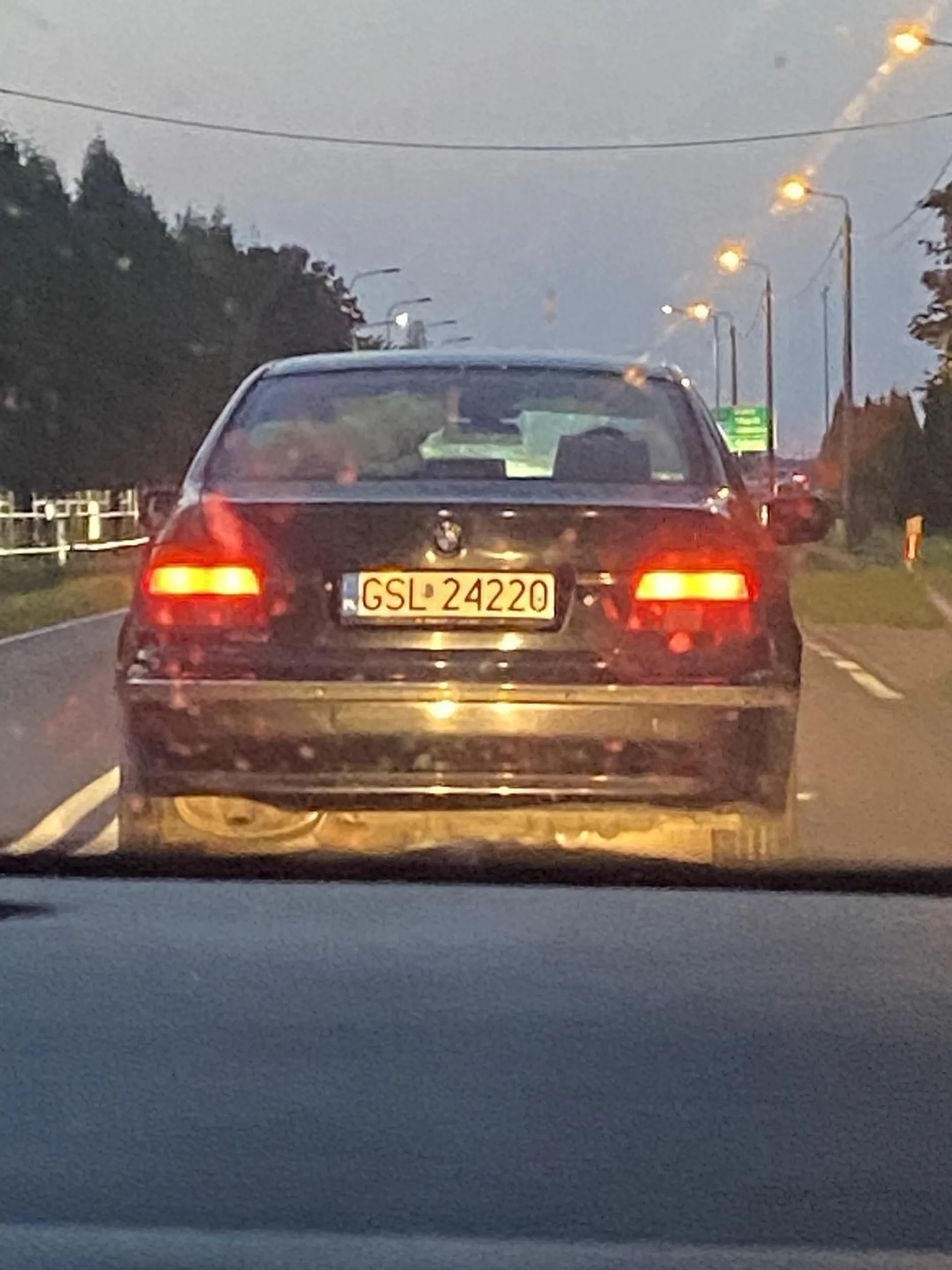 Człowiek który rekompensuje sobie małe rzeczy jazda Niemiecki dyliżansem bez sprawnych świateł. Po wyprzedzeniu czuję się urażony i musi wyprzedzić oraz zahamować bo jego mikroskopijny umysł musi sobie podbudować ego. Gdy już czuję się jak na wyścigach formuły jeden zaczyna wyprzedać wszystkich pasami zjazdowymi i poboczem. Następnym razem zamiast rekompensować sobie swoje kompleksy zainwestuj w psychiatrę i naukę jazdy.