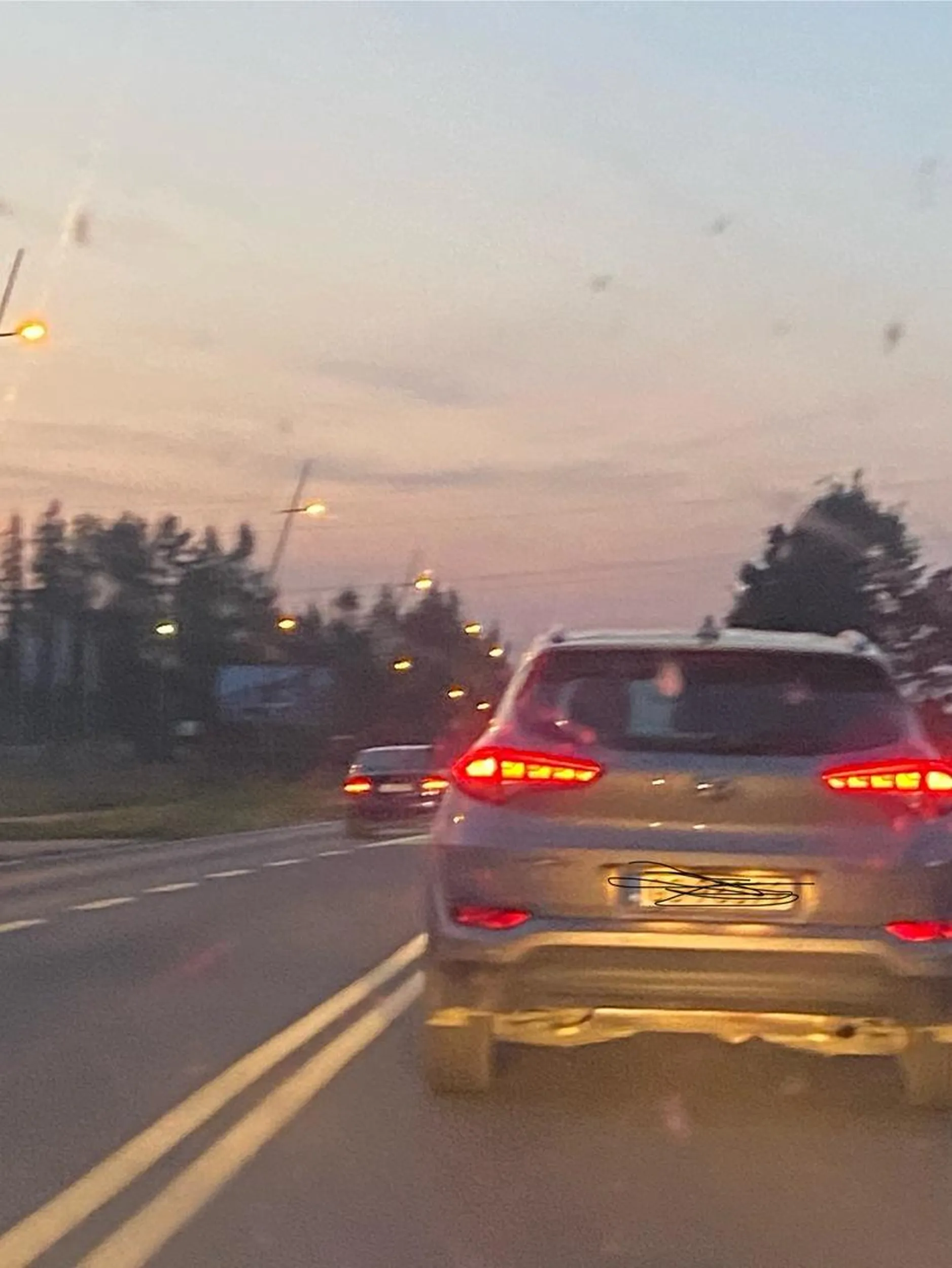 Człowiek który rekompensuje sobie małe rzeczy jazda Niemiecki dyliżansem bez sprawnych świateł. Po wyprzedzeniu czuję się urażony i musi wyprzedzić oraz zahamować bo jego mikroskopijny umysł musi sobie podbudować ego. Gdy już czuję się jak na wyścigach formuły jeden zaczyna wyprzedać wszystkich pasami zjazdowymi i poboczem. Następnym razem zamiast rekompensować sobie swoje kompleksy zainwestuj w psychiatrę i naukę jazdy.