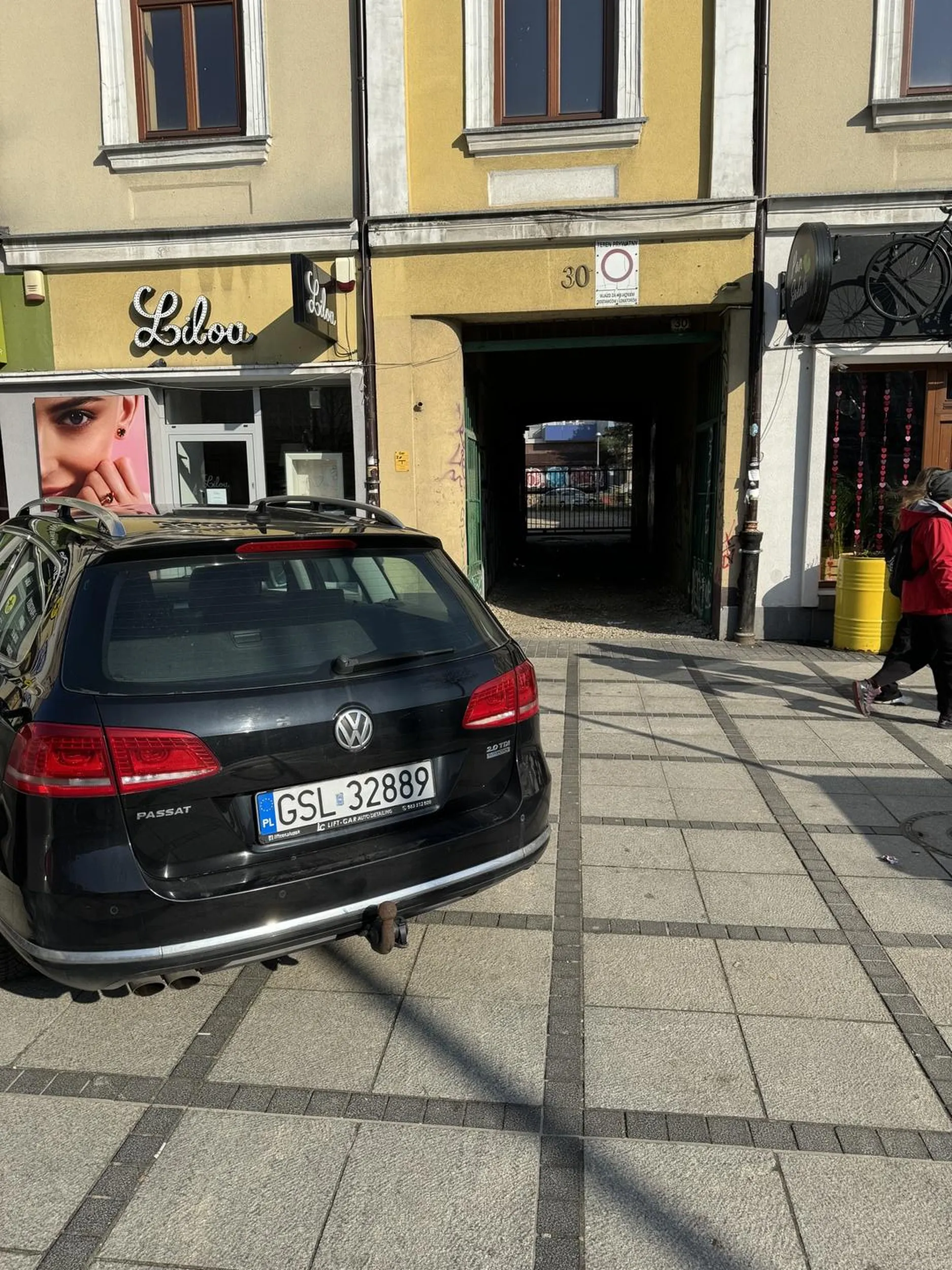 Naucz się parkować i nie zastawiać wjazdu do posesji