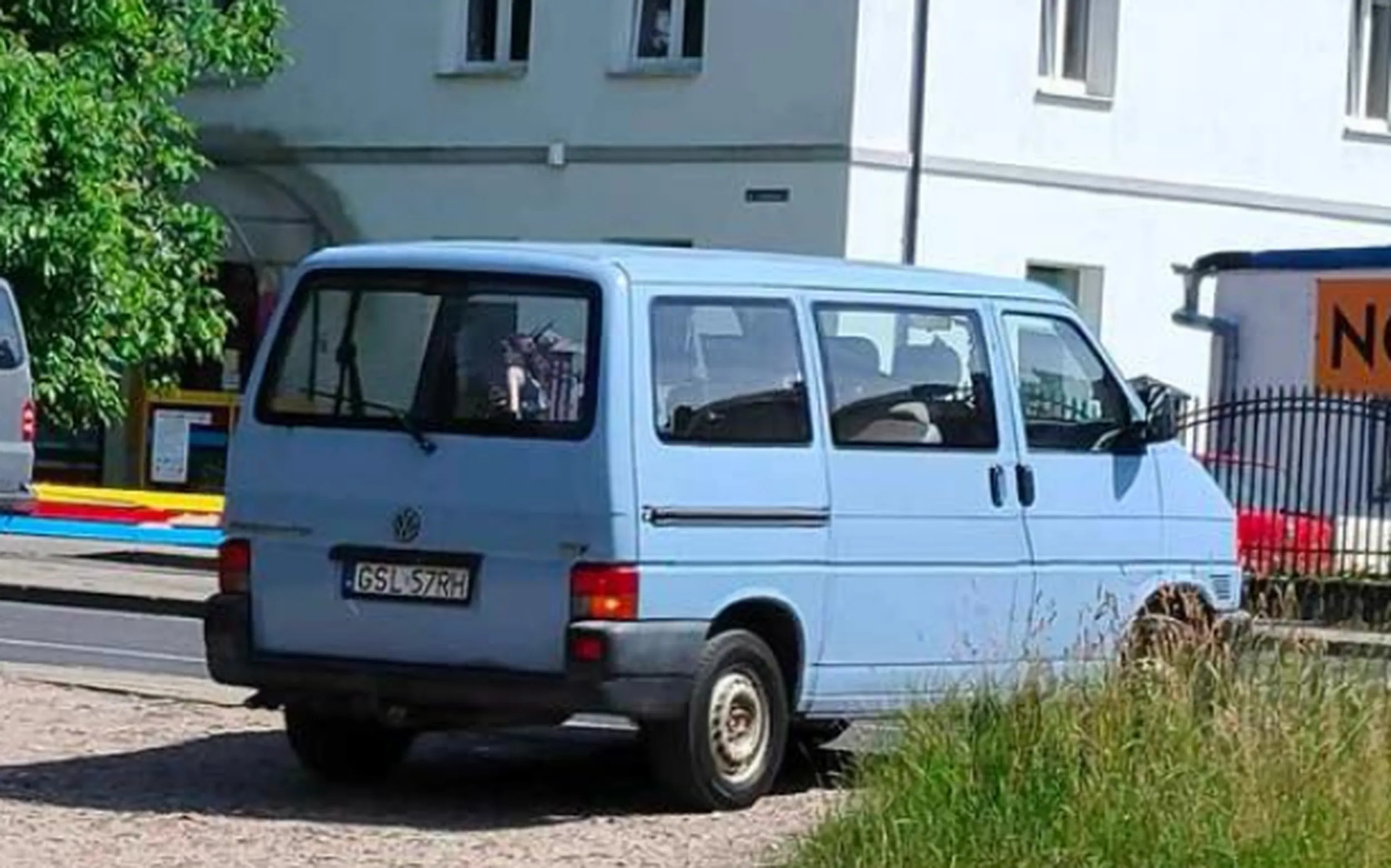 wyrzuca śmieci w miejscu niedozwolonym