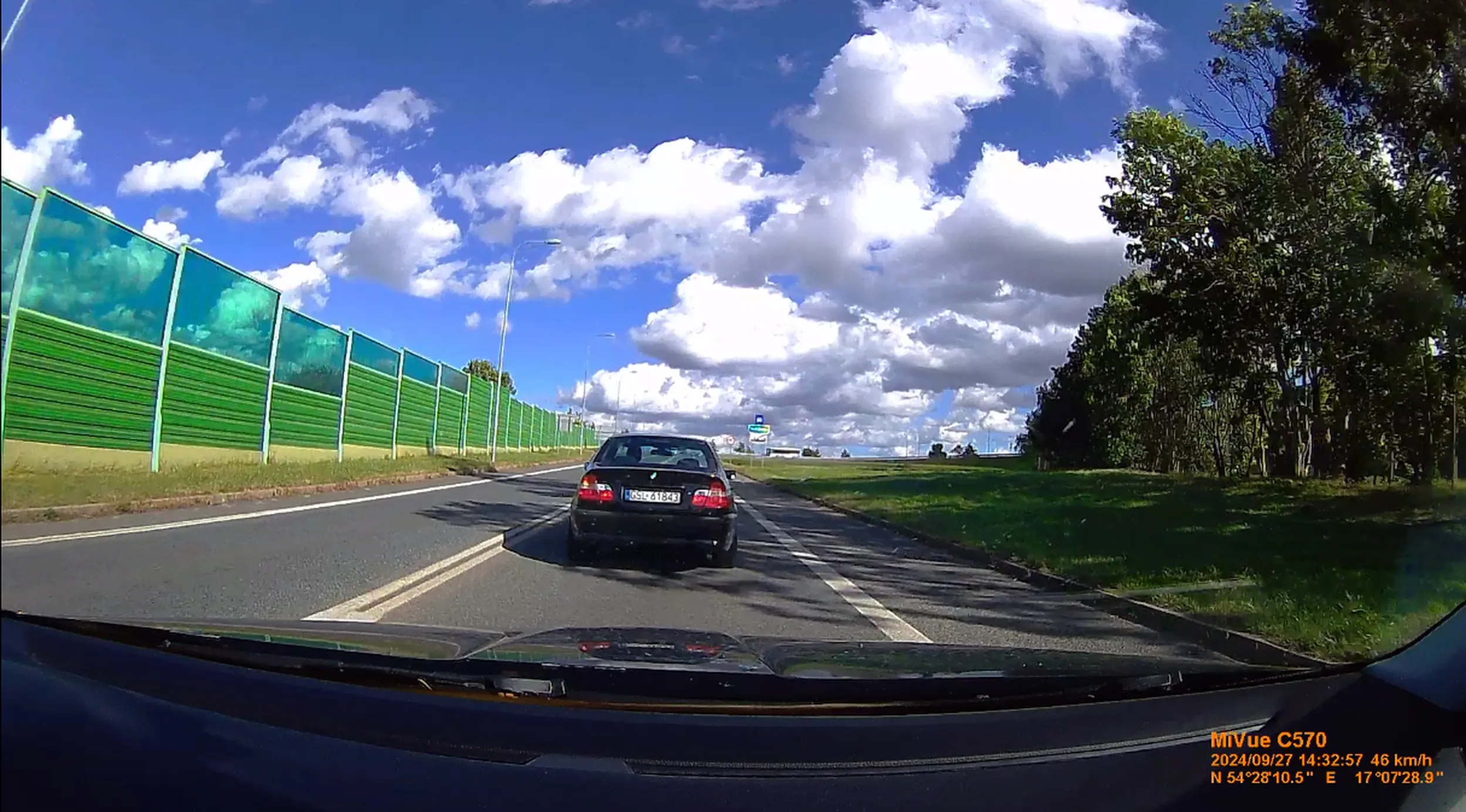 Uwaga na łysego cymbałka w czarnym starym i kopcącym BMW E46 330. Mistrz prostej i siedzenia na tyłku - próbował nawet mnie wyprzedzać pasem awaryjnym S6. A w zakręcie 45 km/h na 60 ;) PS. Słabo idzie jeśli to ma aż 231 KM ;)