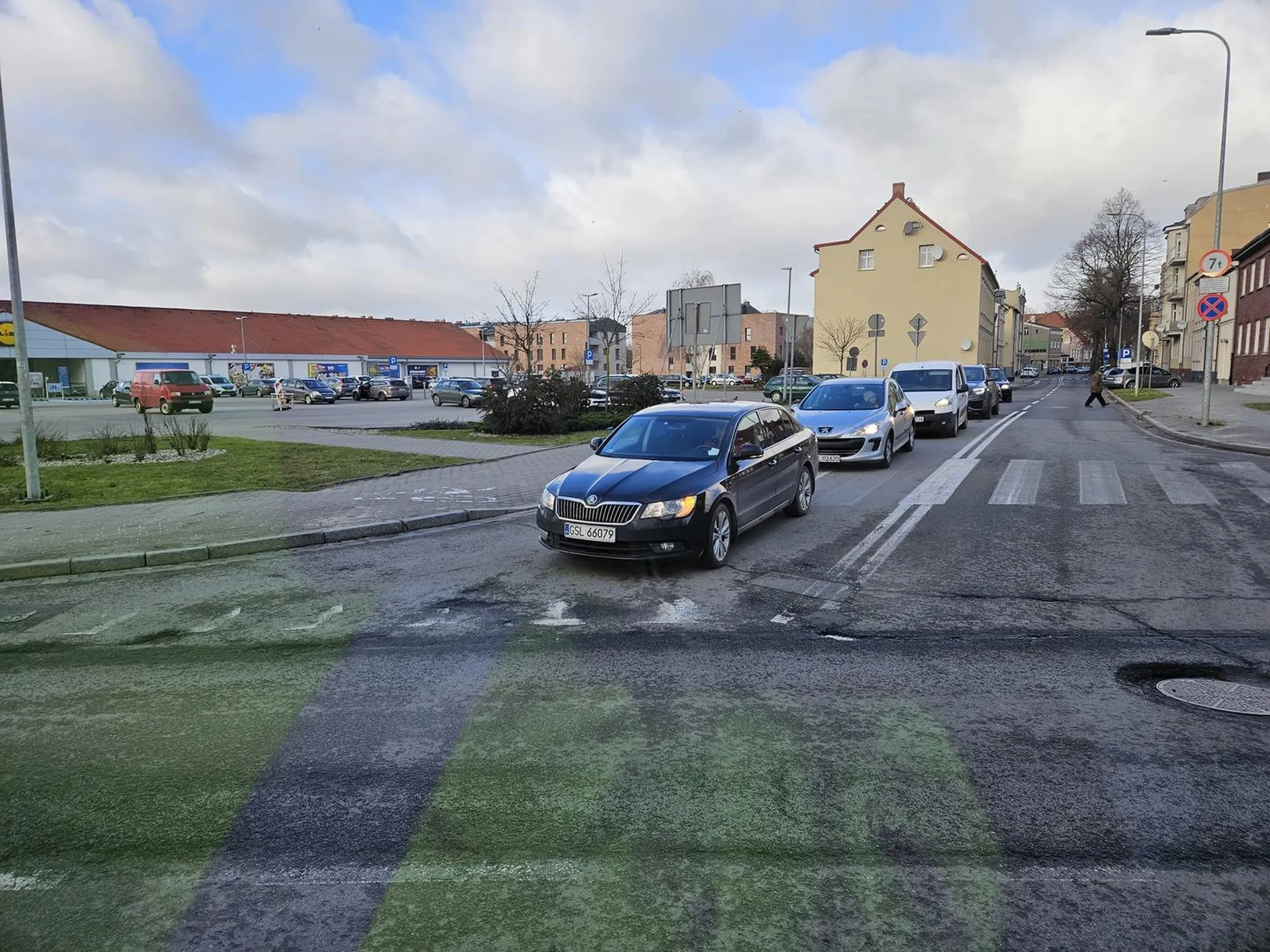 Z Jaracza skręcamy w prawo w Lutosławskiego. Dopiero po 17 można w lewo. Facet twardo, korek za nim że hej. A znak jak byk. Drugi samochód też skręca w lewo, babcia kozak