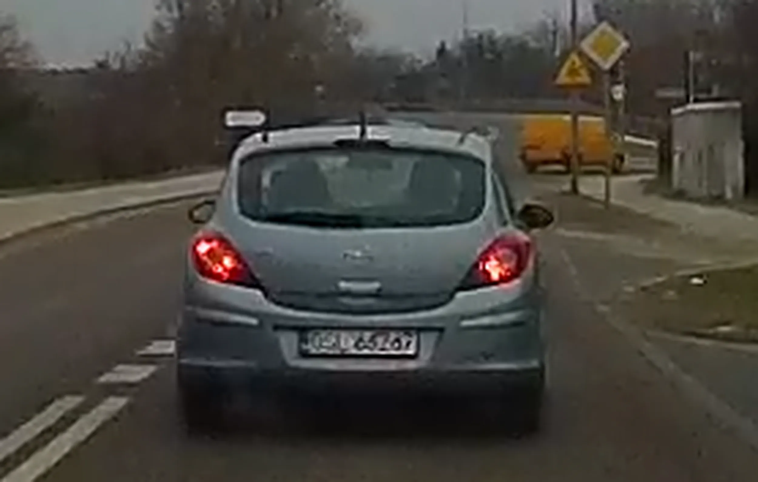 Następnym razem jak mi wymusisz to nie będę grzecznie hamować. Rób tak częściej to ktoś ci w końcu wybije takie akcje z głowy.