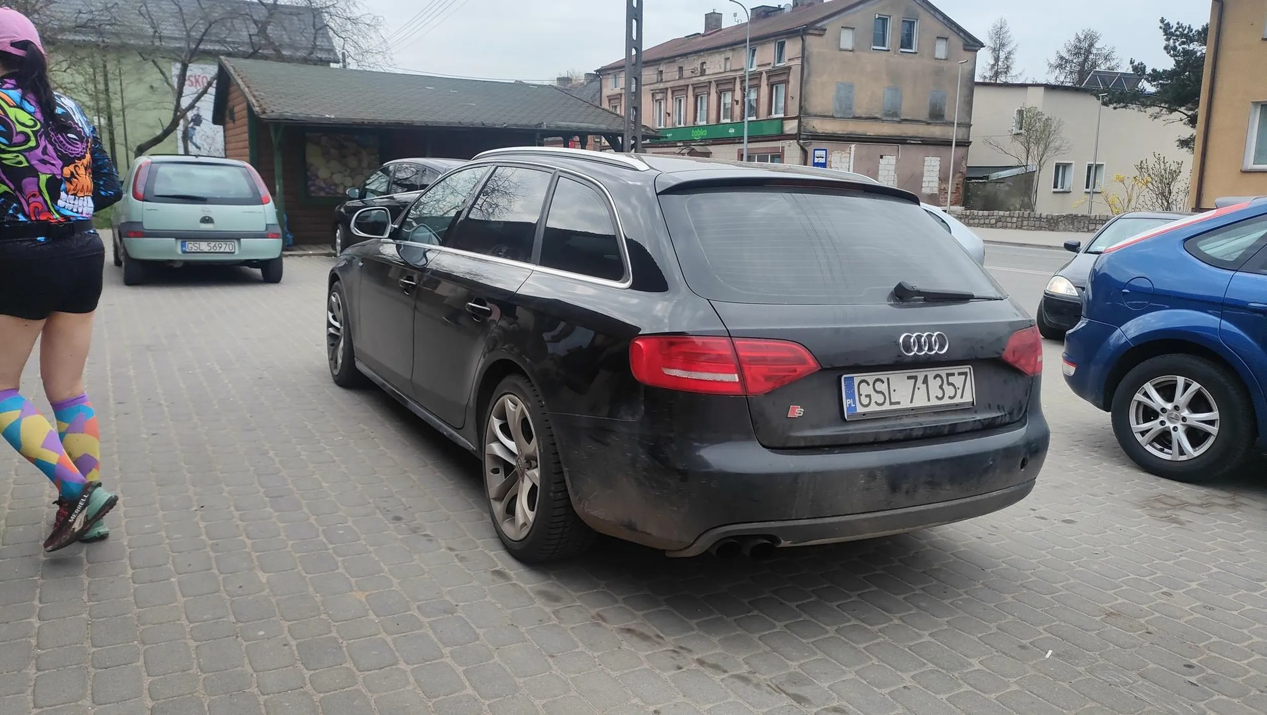 Kierowca ewidentnie ma jakieś problemy z myśleniem lub myśli że siedząc i paląc pod lodziarnią pozbędzie się swoich kompleksów 4 zera na masce jedno w środku