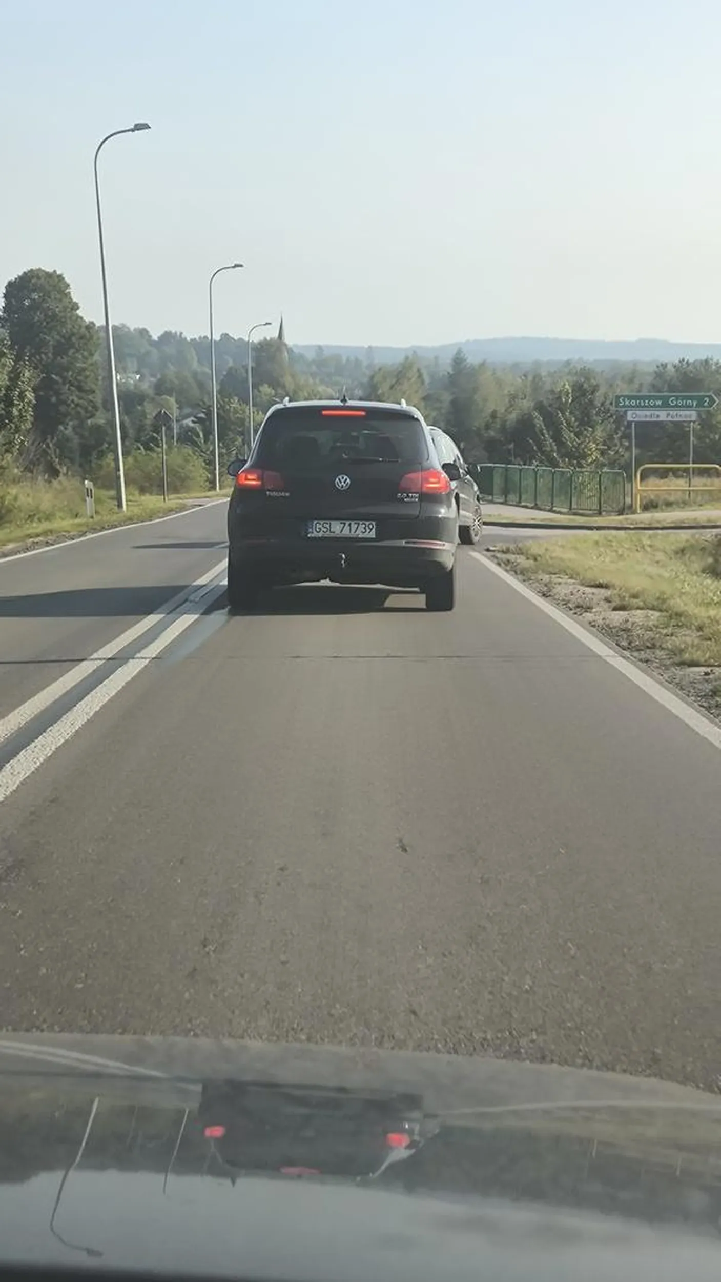 Naucz się jeździć, a nie wyprzedzasz w miejscach niebezpiecznych tj ostre zakręty i słaba droga.
