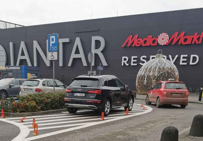 Parapet parkuje w miejscu niedozwolonym , wyłączonym z ruchu.