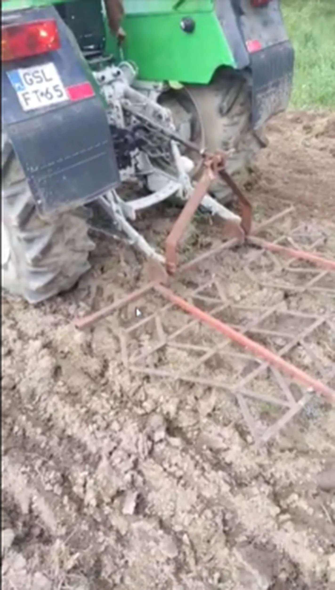 JAKIES GUWNO MI Z BRONAMI DWUJKAMI JEZDZI PO PODWURKU