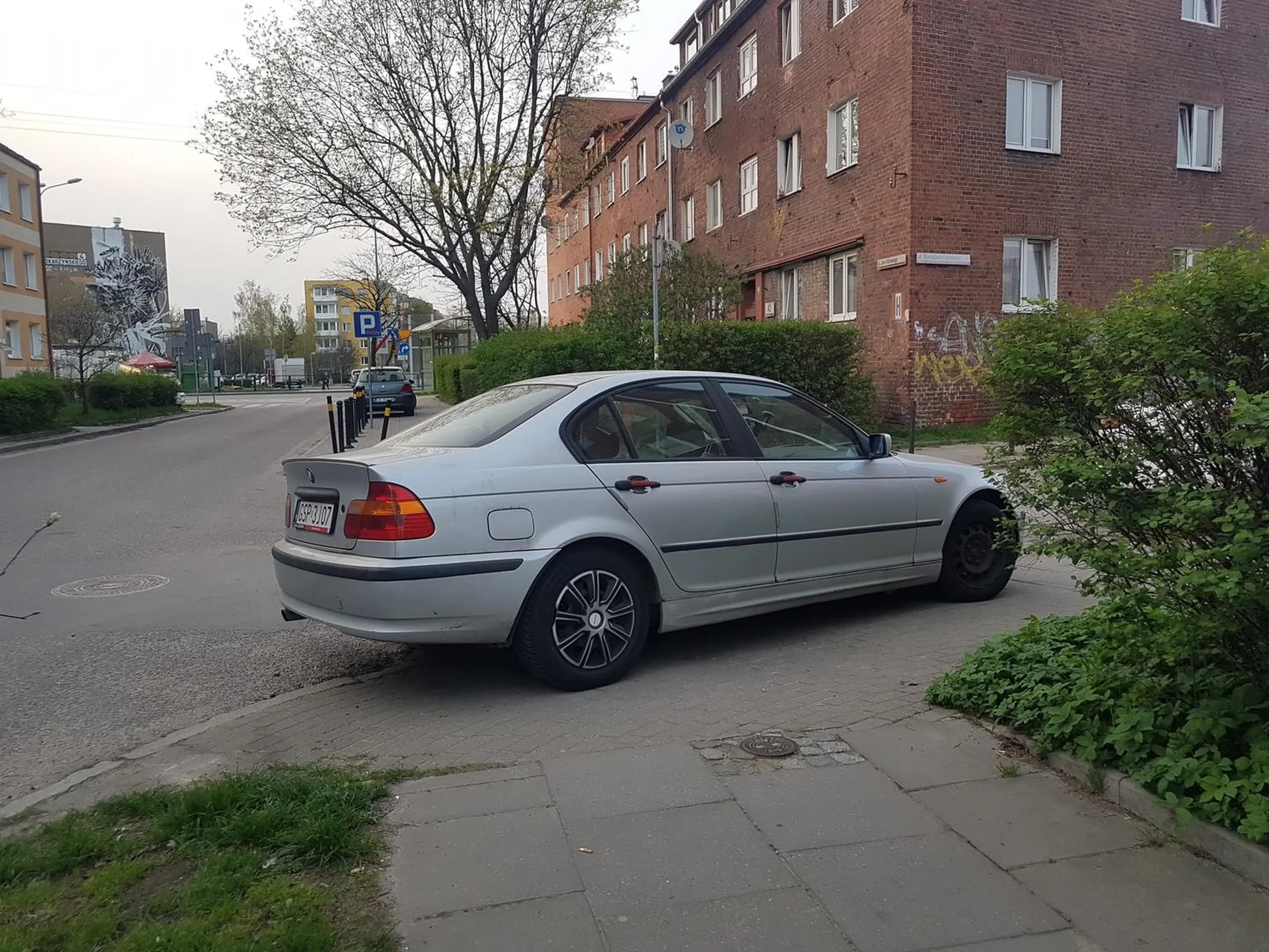 Blokowanie chodnika, a wystarczyło podjechać metr do przodu lub zaparkować wzdłuż Kilińskiego - jeśli to chwilowa sytuacja, jak dostawa. Dno.