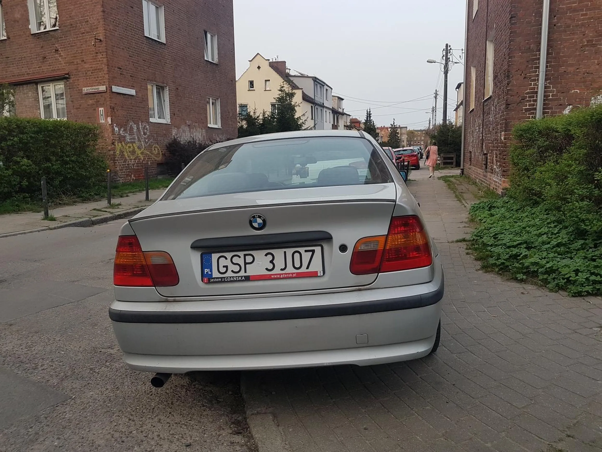 Blokowanie chodnika, a wystarczyło podjechać metr do przodu lub zaparkować wzdłuż Kilińskiego - jeśli to chwilowa sytuacja, jak dostawa. Dno.