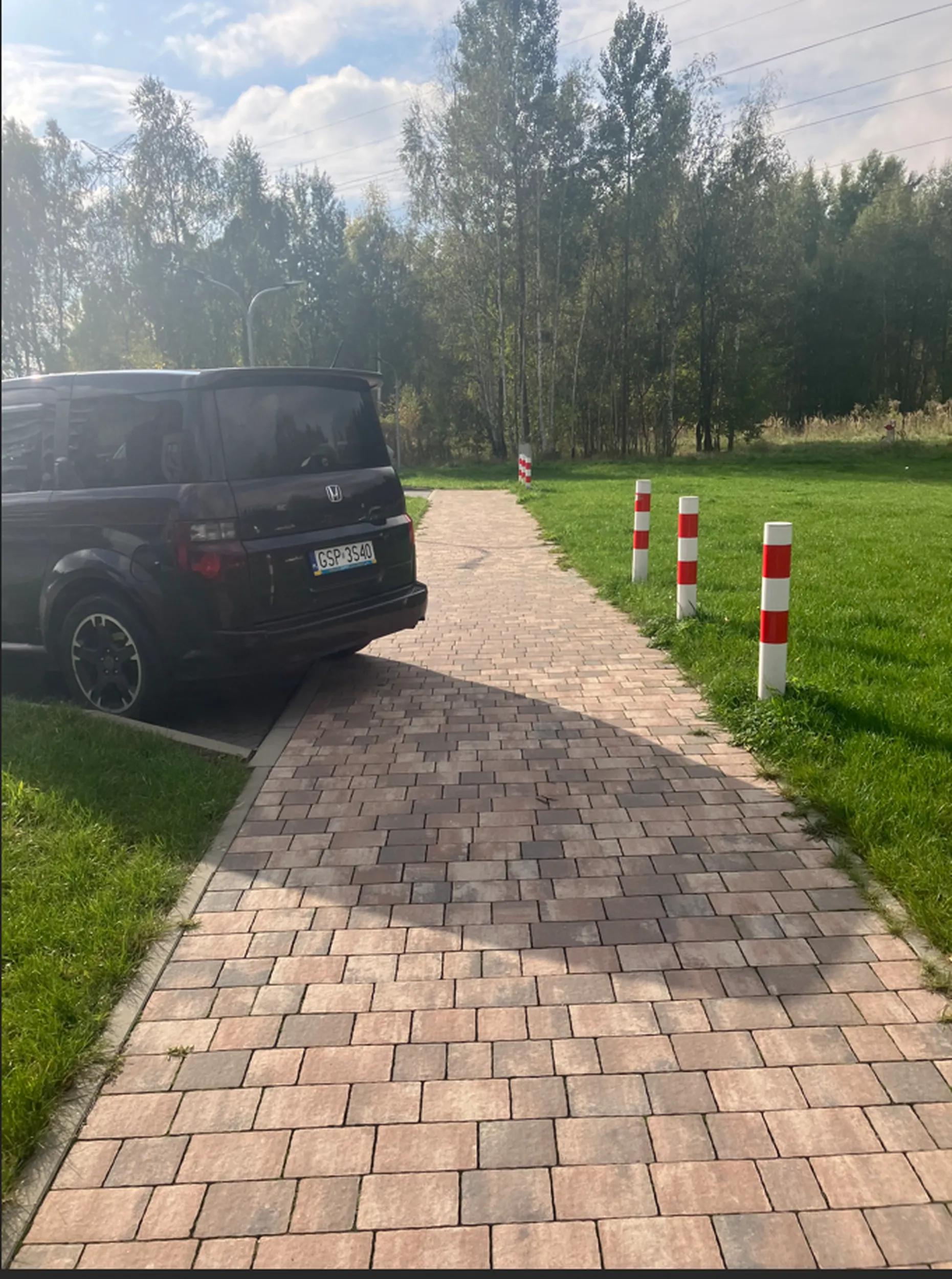 dziekujemy za pozostawianie samochodu poza wyznaczonymi miejscami i utrudnianie ruchu kobietom z wozkiem i osobom niepelnosprawnym ktorych na naszym osiedlu nie brakuje.