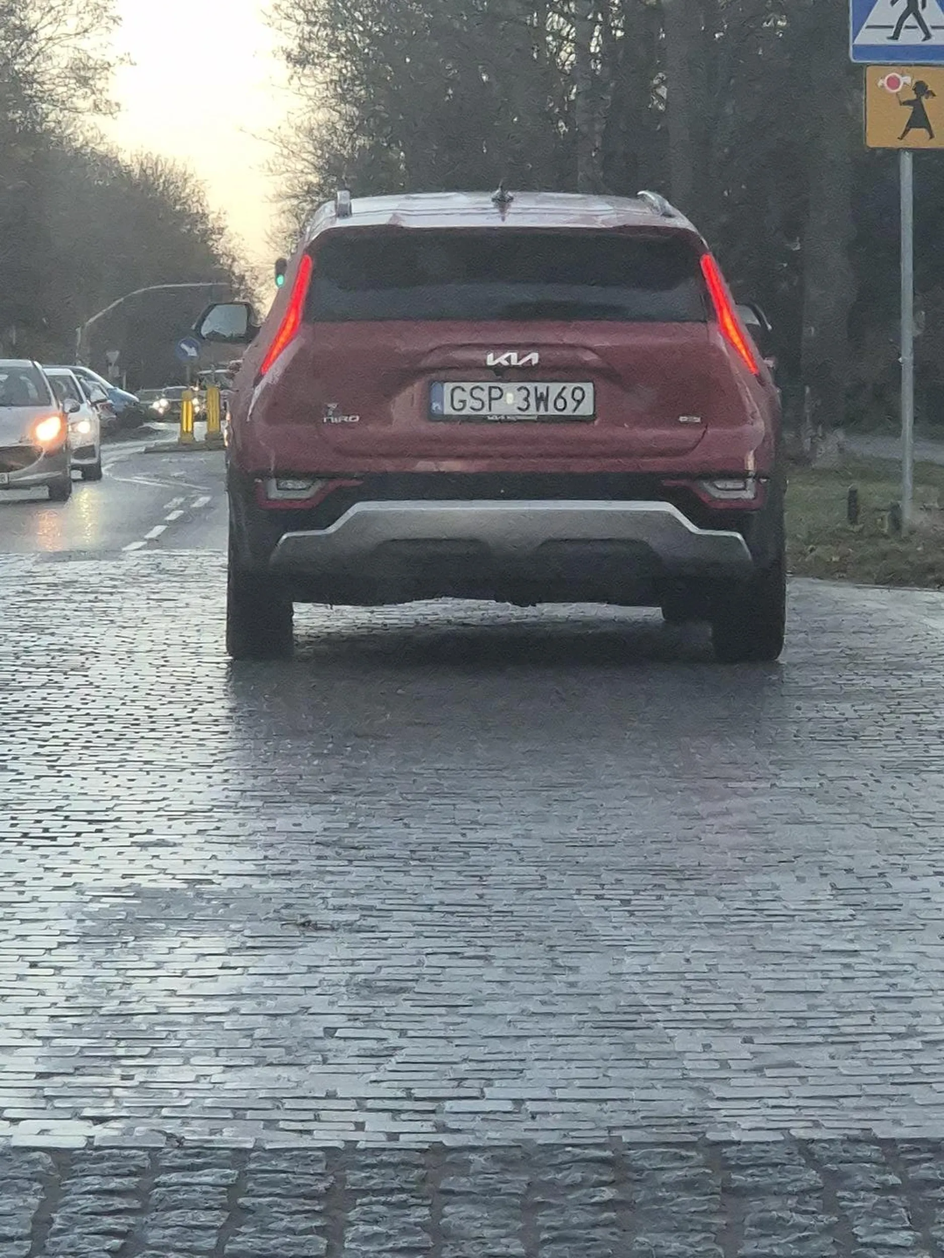 Totalny brak orientacji na jezdni, pierw zjechała na mój pas ruchu na skrzyżowaniu prawie doprowadzając do kolizji a następnie wyprzedzając śmieciarkę wpakowała się na czołówkę. Więcej rozwagi kierowco, bo masz zupełny brak ogarnięcia na jezdni a auto fajne.. mogłem bić