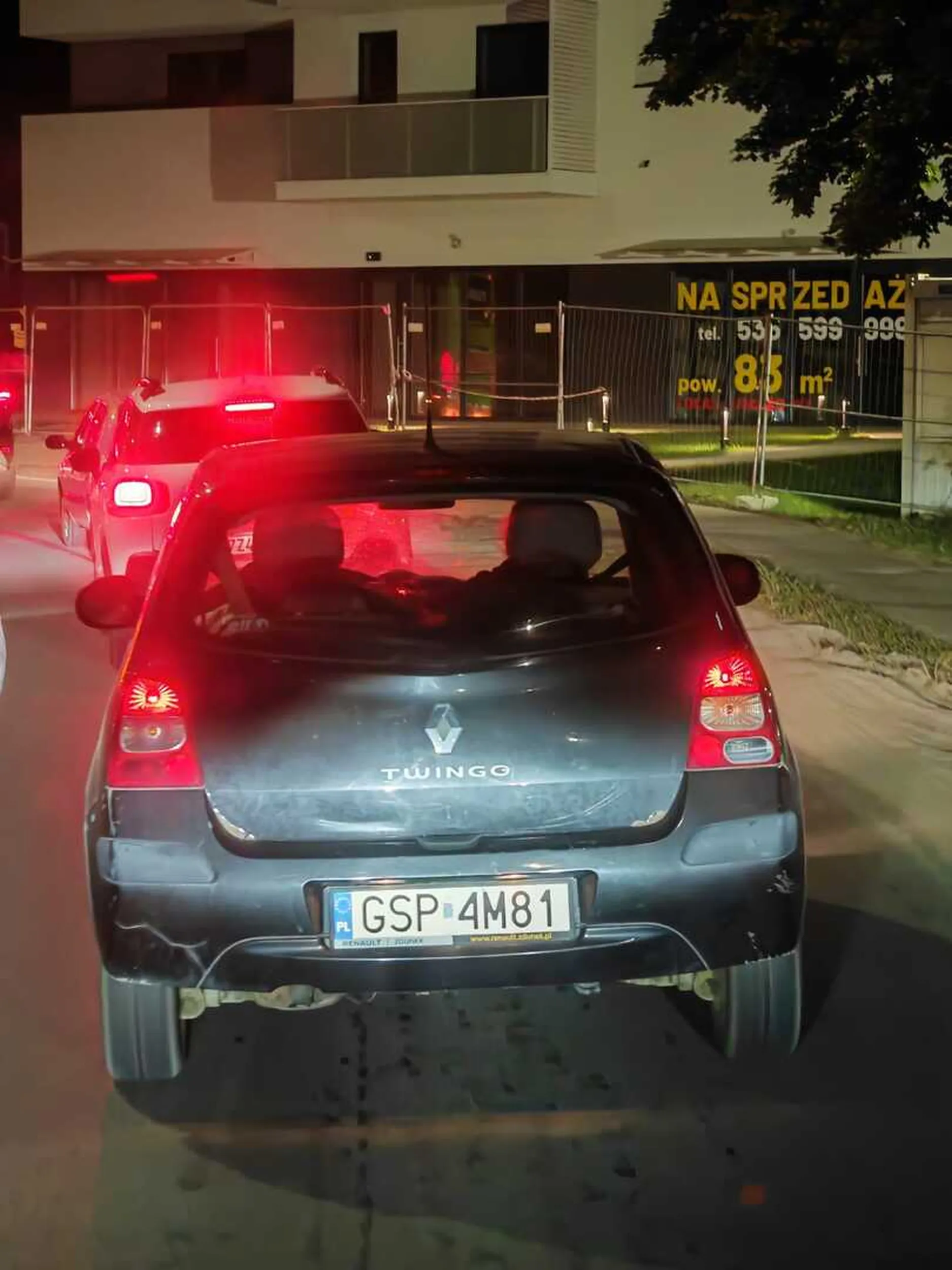 Ten samochód nie powinien być dopuszczone do ruchu drogowego. Światła stopu tam nie działają jak powinny. Światła przednie są prawie niewidoczne. Kierowca arogancki, kieruje niebezpiecznie, prowokował wypadek hamując wielokrotnie w sposób nagły. Dodatkowo zatrzymał się na dłuższą chwilę na środku przejazdu kolejowego i na dźwięk klaksonu zareagował środkowym palcem. Kierowca sprawiał wrażenie nie trzeźwego lub pod wpływem innych środków a w środku samochodu wyglądało jakby wprowadził kłótnie z pasażerem.