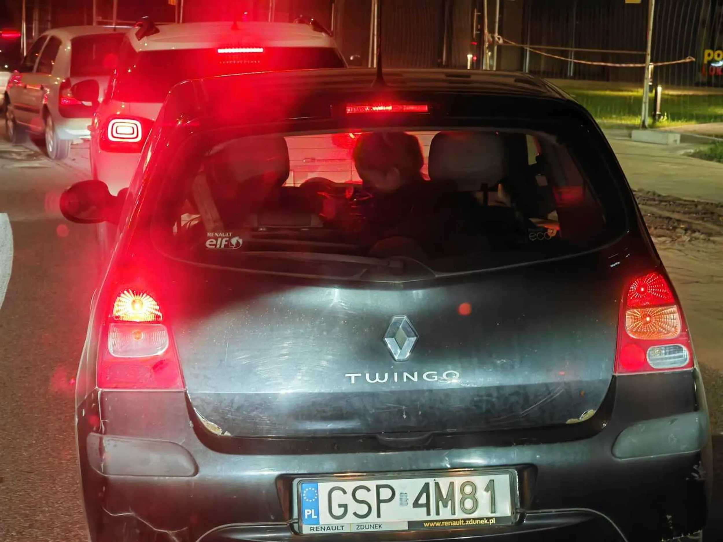 Ten samochód nie powinien być dopuszczone do ruchu drogowego. Światła stopu tam nie działają jak powinny. Światła przednie są prawie niewidoczne. Kierowca arogancki, kieruje niebezpiecznie, prowokował wypadek hamując wielokrotnie w sposób nagły. Dodatkowo zatrzymał się na dłuższą chwilę na środku przejazdu kolejowego i na dźwięk klaksonu zareagował środkowym palcem. Kierowca sprawiał wrażenie nie trzeźwego lub pod wpływem innych środków a w środku samochodu wyglądało jakby wprowadził kłótnie z pasażerem.