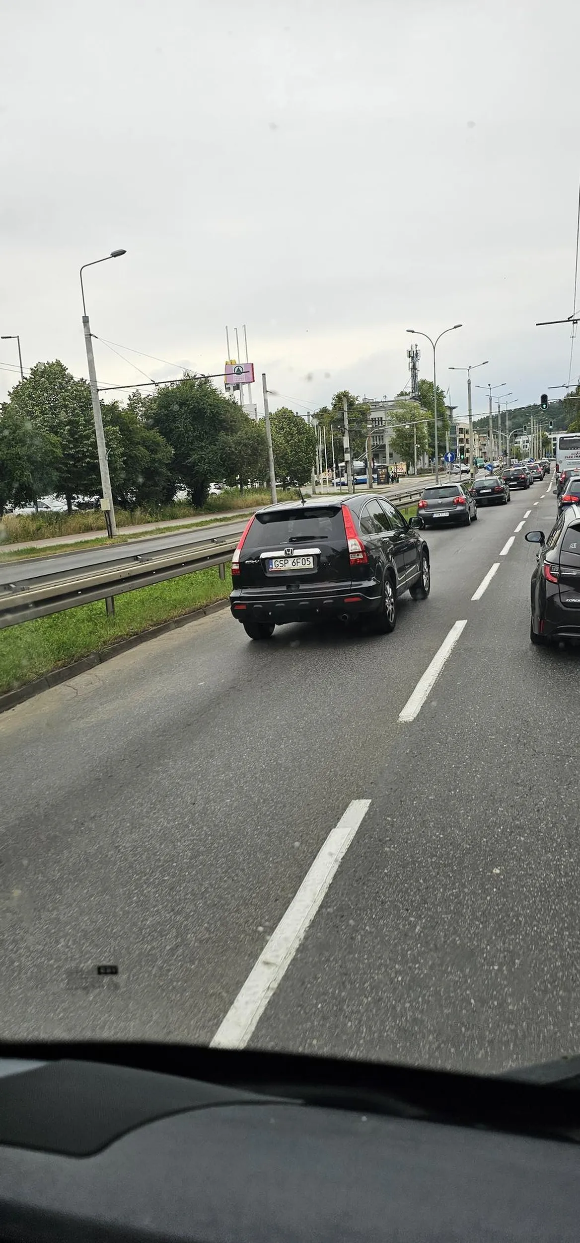 Nie używa kierunkowskazów dodatkowo wymusza hamowanie uwaga na kierowcę starszy pan