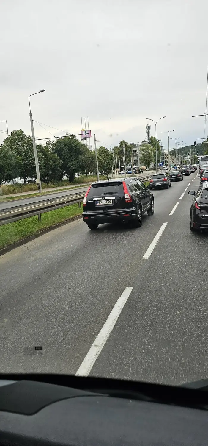 Nie używa kierunkowskazów dodatkowo wymusza hamowanie uwaga na kierowcę starszy pan