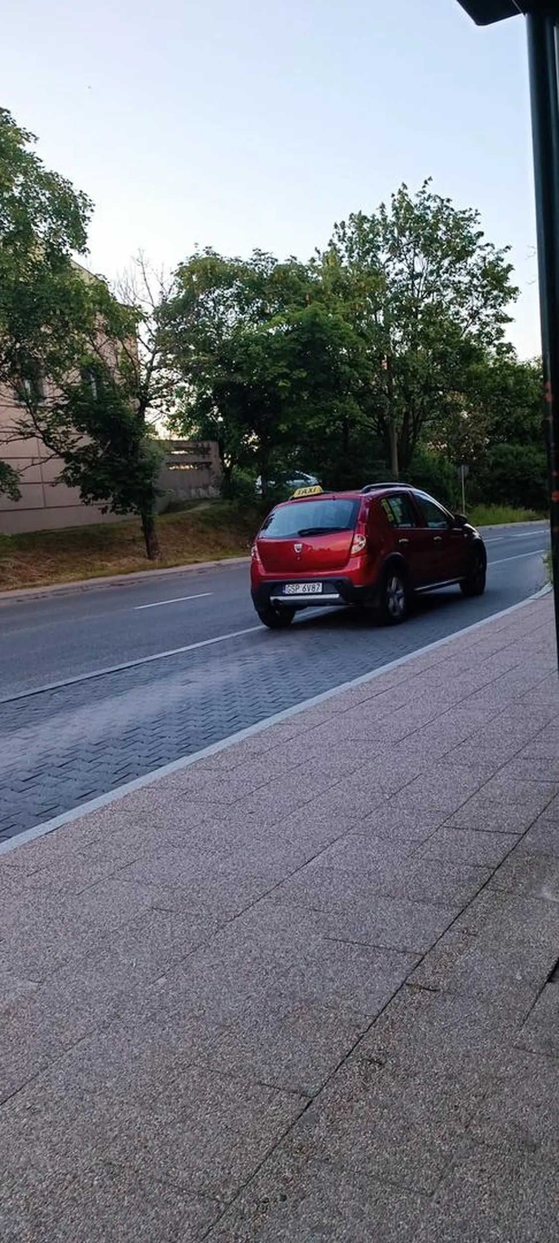 Złotówy wszystko mogą? Bo z tego co wiem to przystanek to nie parking