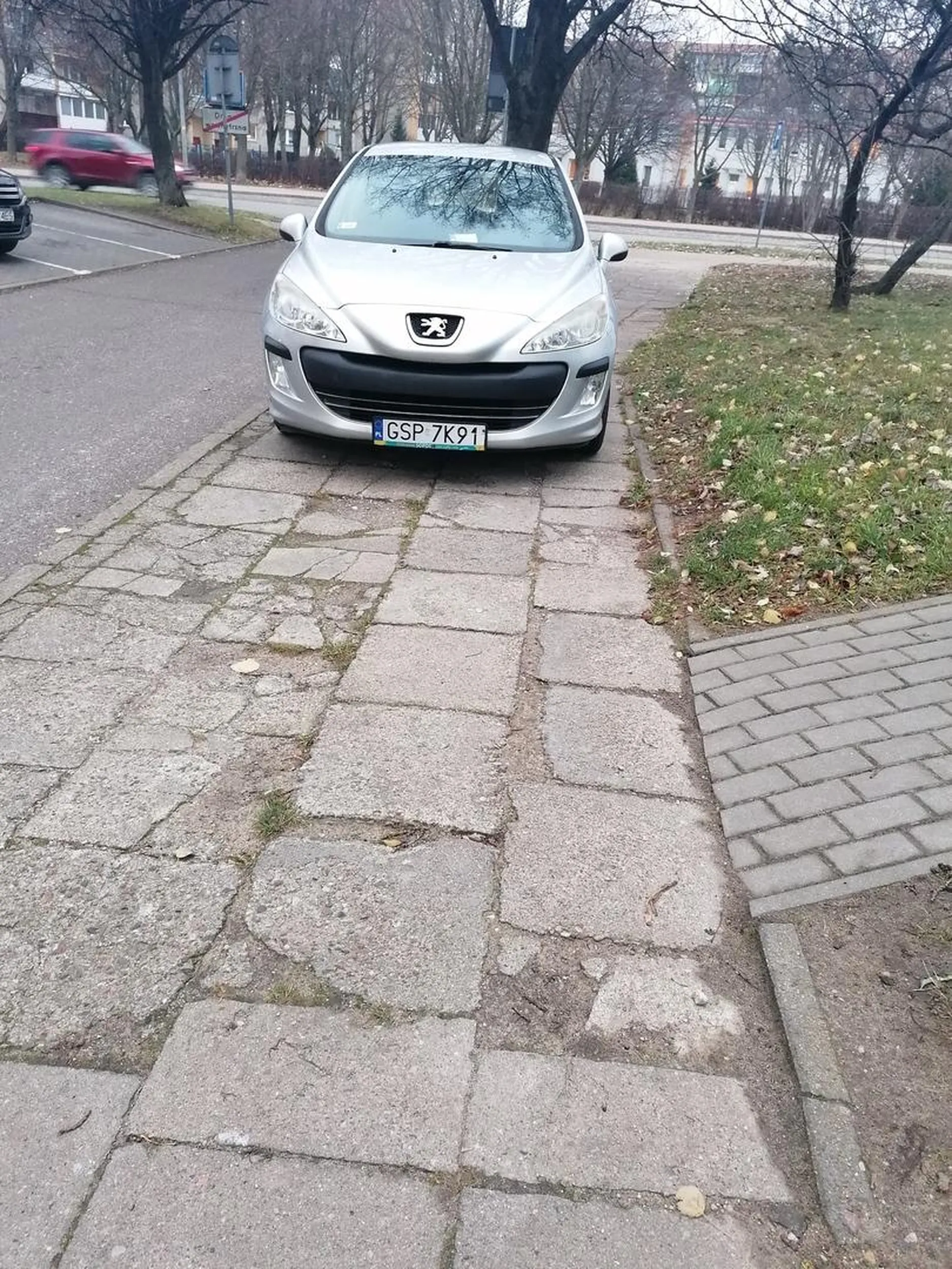 Nie wiem czy to kwestia, że ludzie rodzą się bez mózgu czy tego, że na naukach jazdy nie uczą takich podstaw....