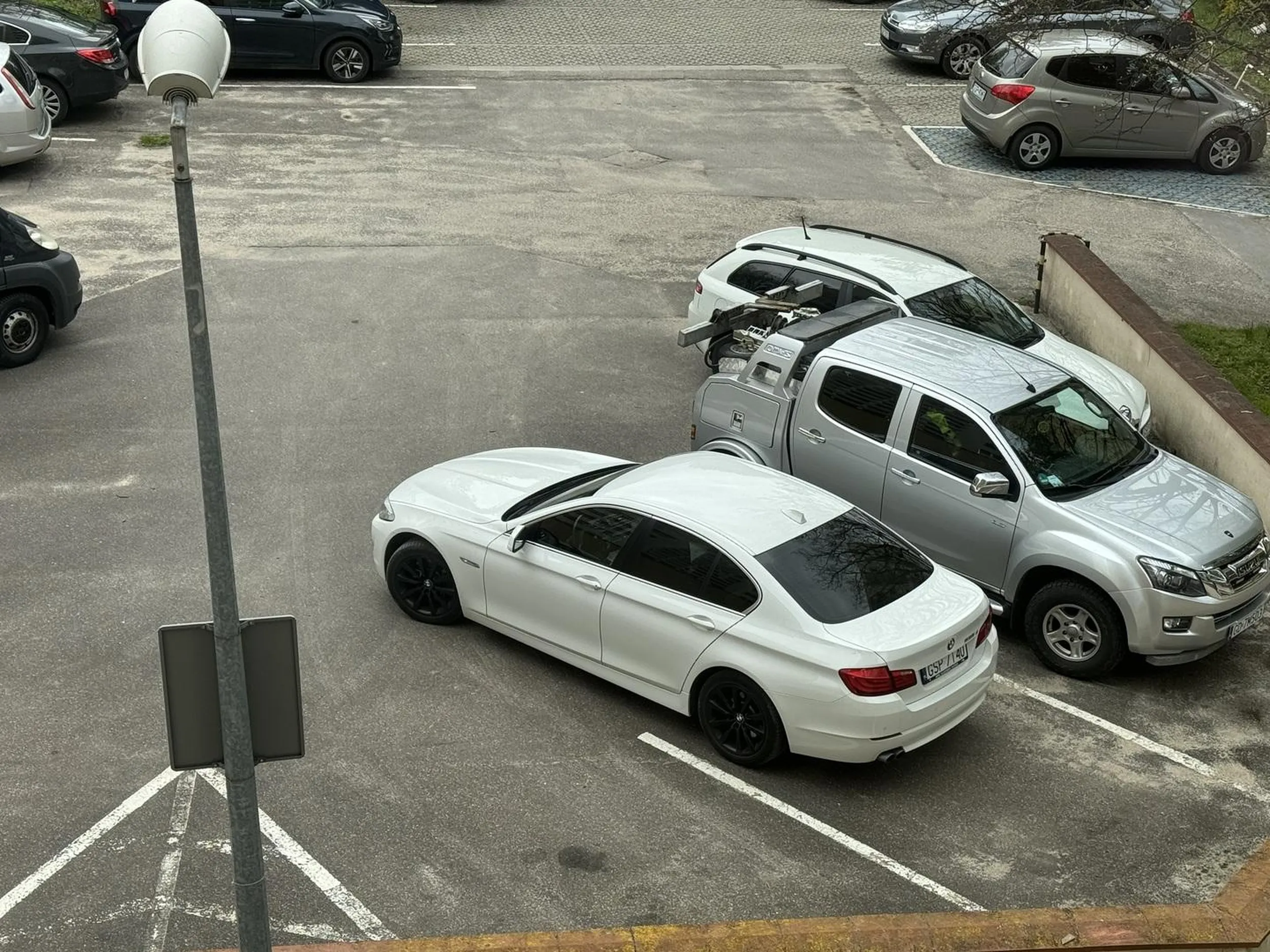 Notorycznie zajmuje na parkingu 2 albo nawet 3 miejsca.