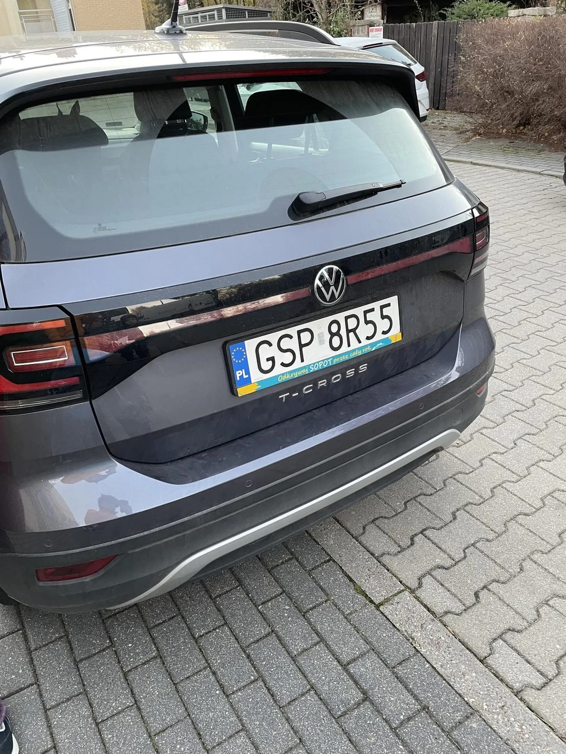 Postawie sobie samochod na chodniku i zablokuje przejscie bo ziemniaczki musze wyjac samochodu. A dzieci chodnikiem nie musza chodzic bo przeciez na ulicy jest duzo miejsca zeby przejsc…. Brak slow