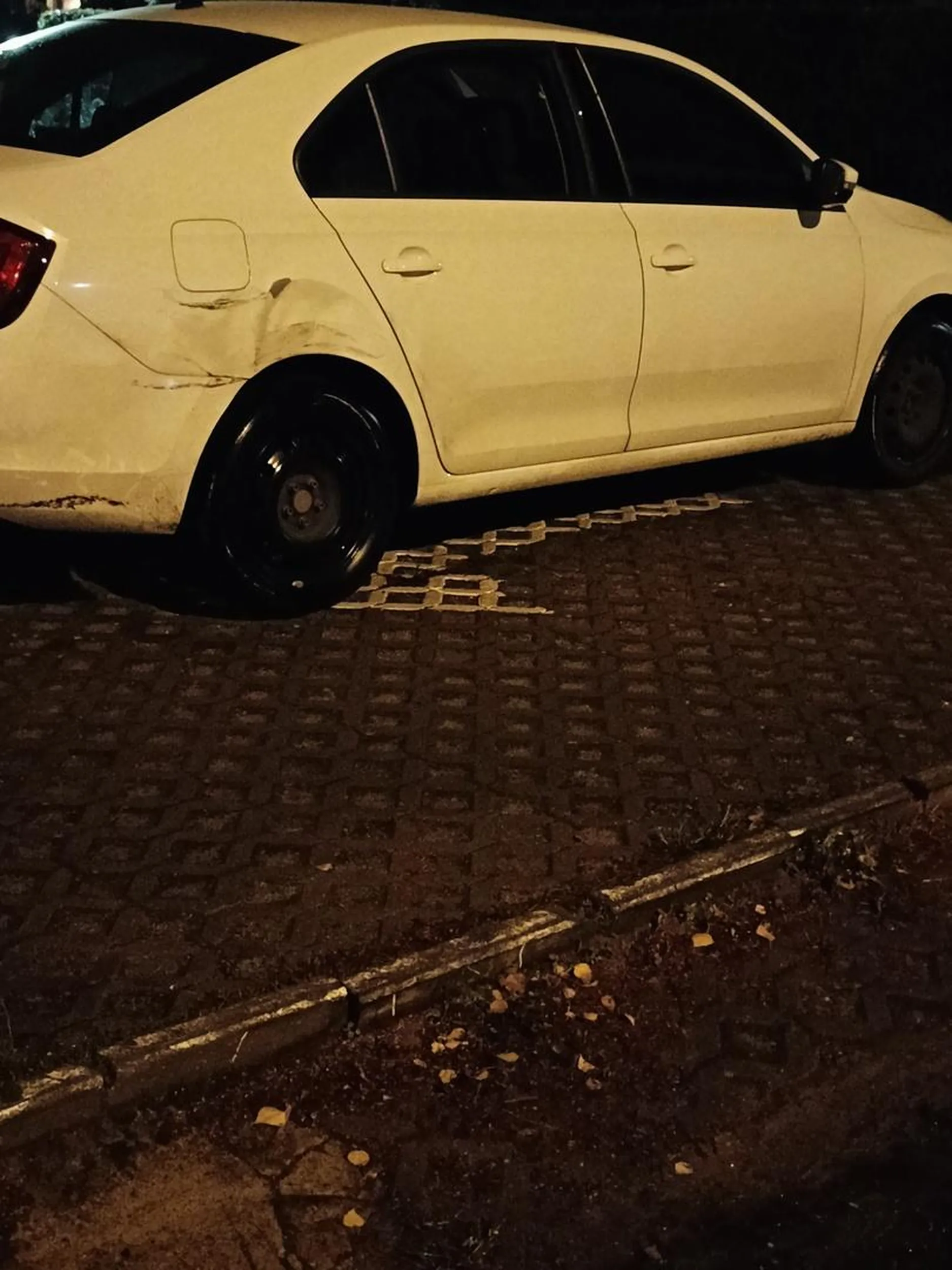 Parkuje na wjezdzie do parkingu