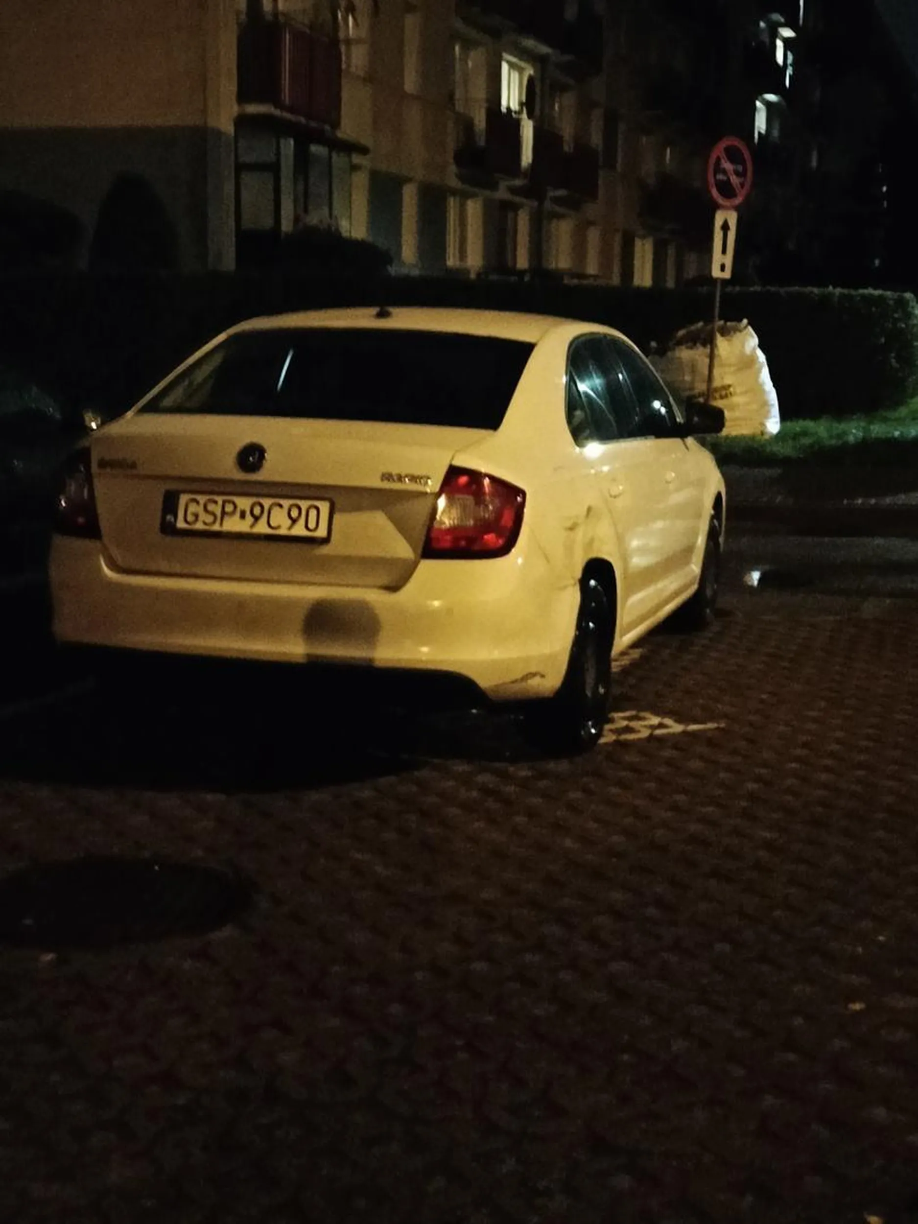 Parkuje na wjezdzie do parkingu