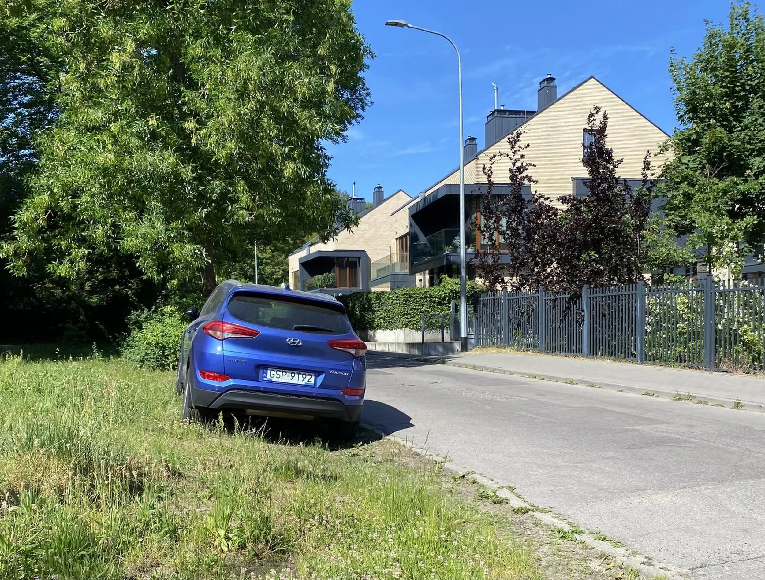 “Kupiłam SUVa żeby walczyć z miejską dżunglą” Wszędzie do okola parkingi a typiara rozjeżdża trawnik. Wstyd