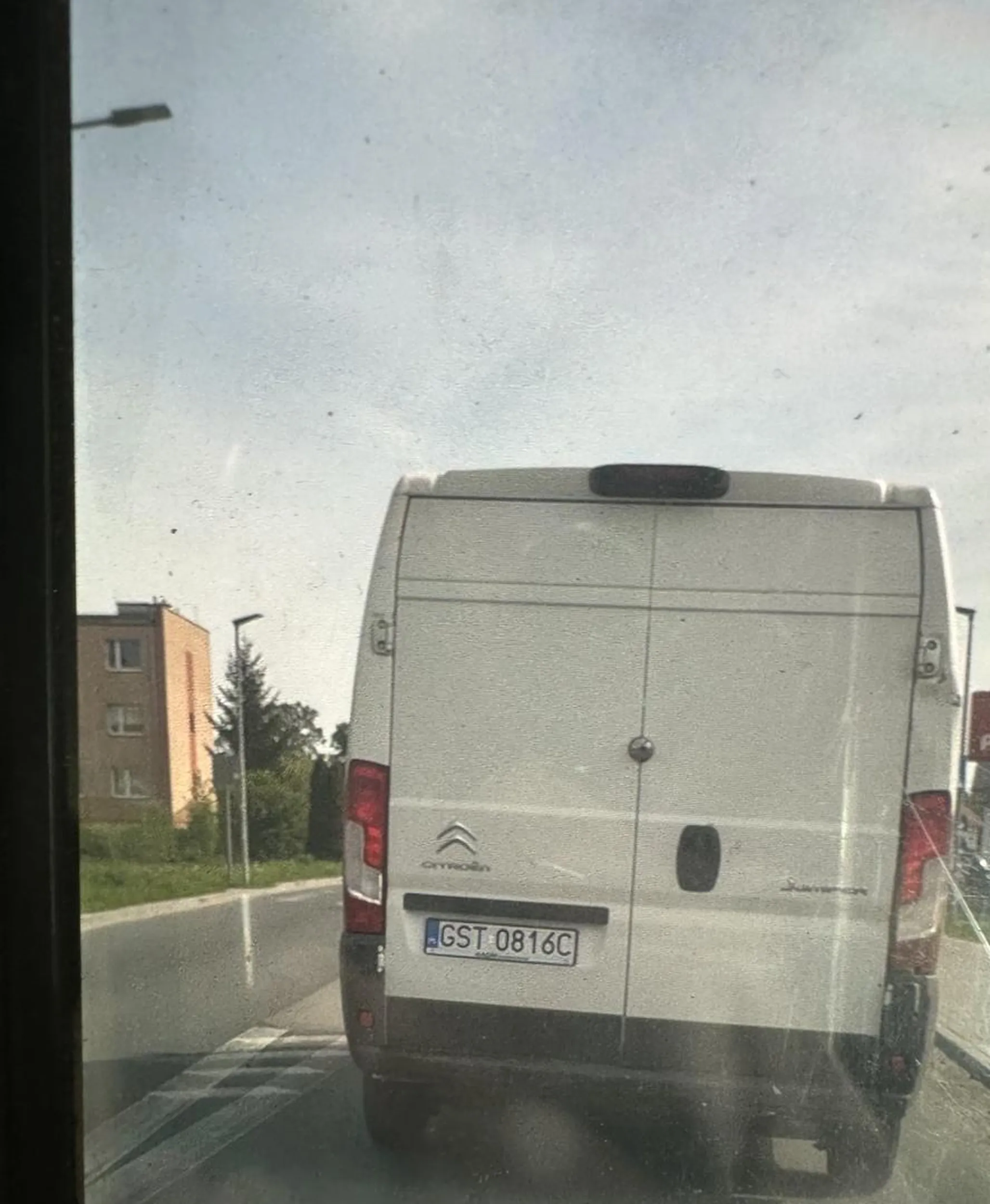 Wyprzedza w korku i specjalnie hamuje aby spowodować wypadek, widząc że w drugim aucie jest małe dziecko. Na koniec pokazał kulturalny środkowy palec