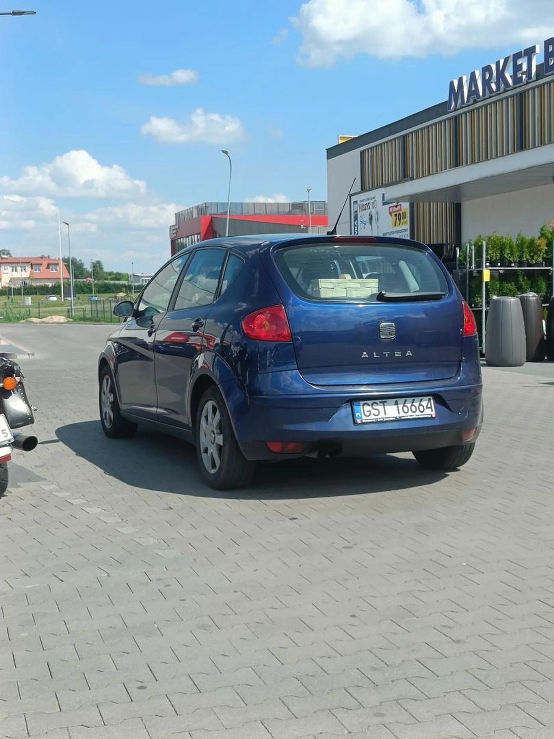 Pół parkingu wolne a stanie się na środku przejazdu szkoda słów...