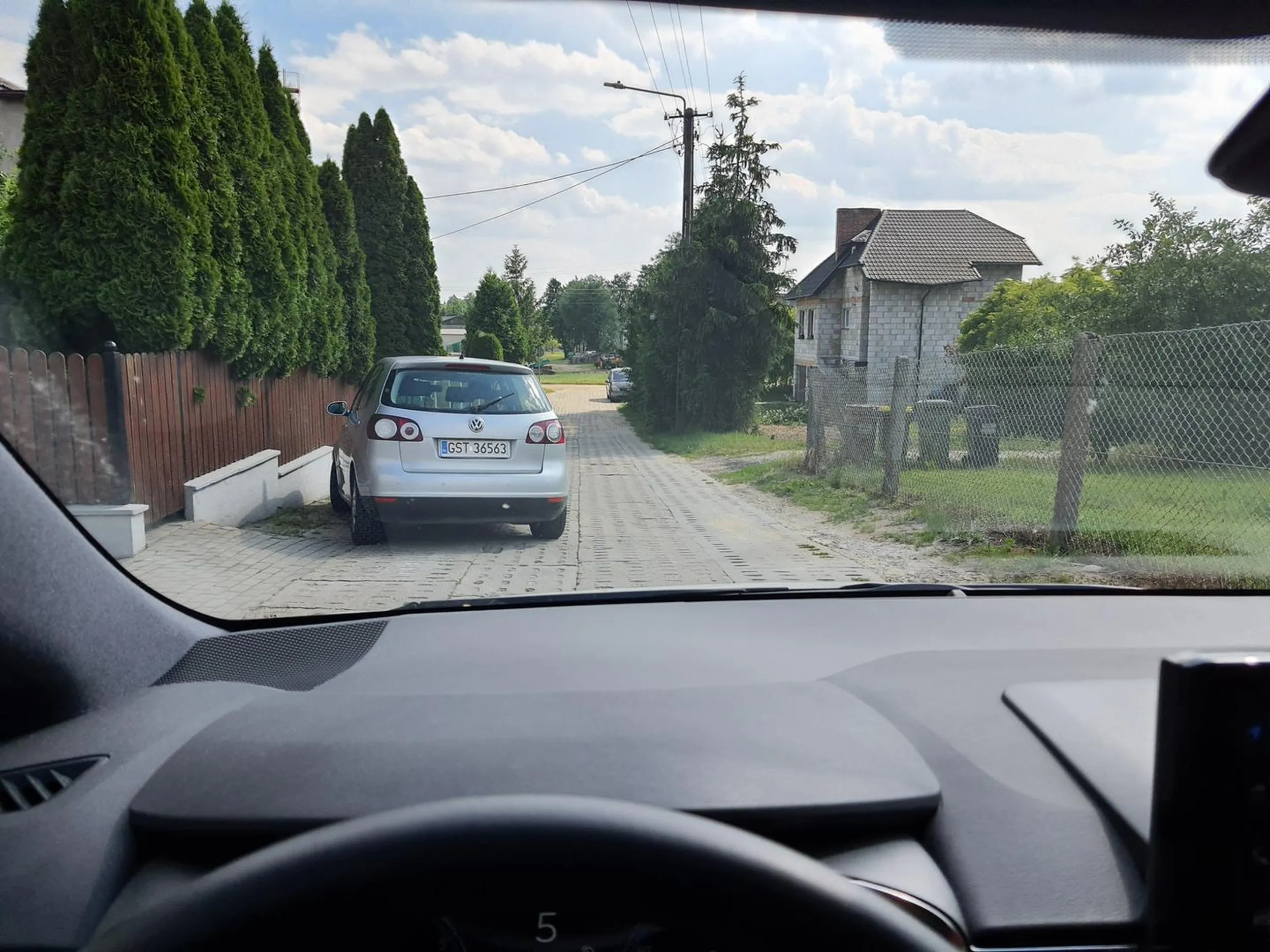 Nie potrafi parkować a co dopiero jeździć. Dobrze że już Ci prawko oddali. Zaparkuj w poprzek